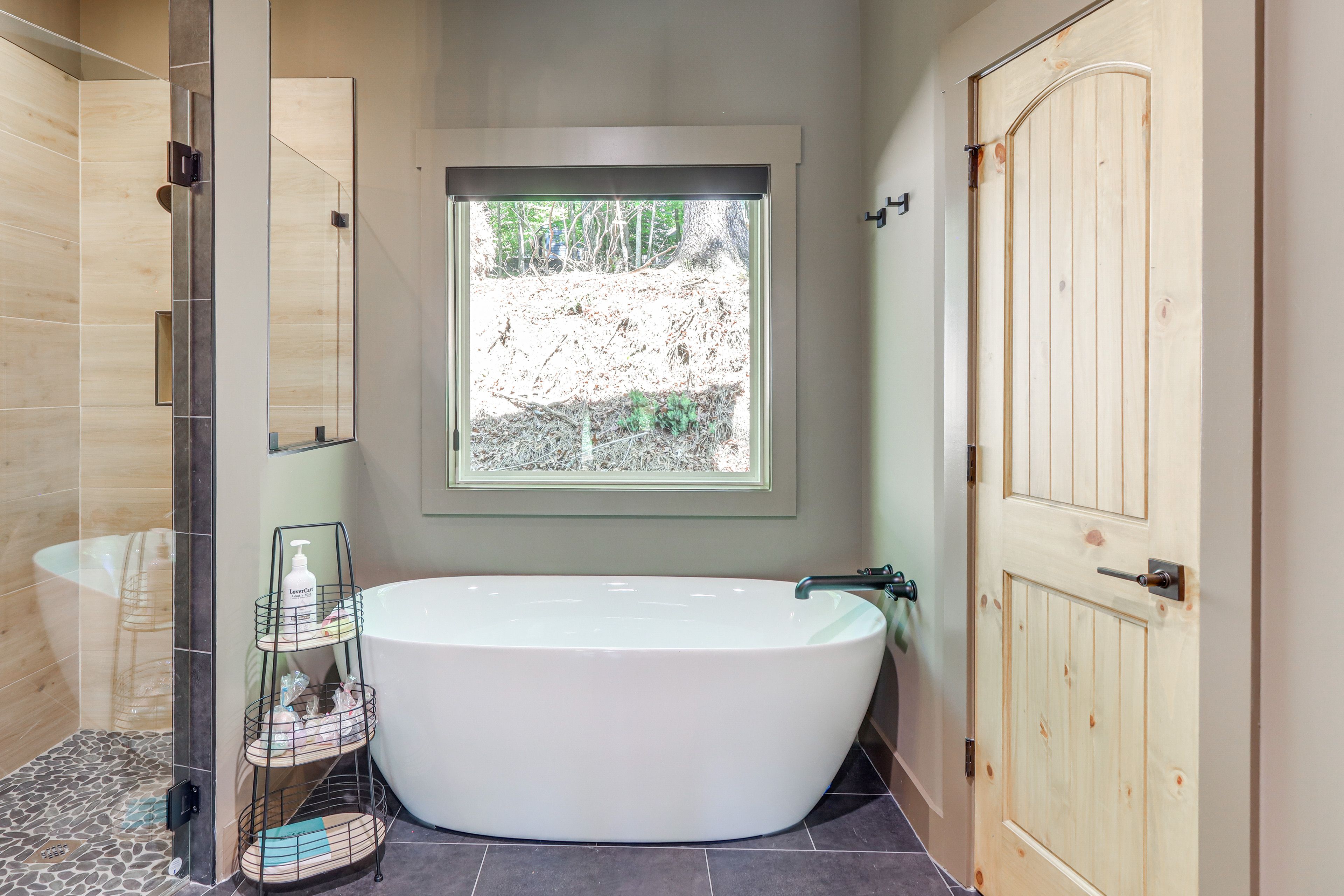 En-Suite Bathroom | Soaking Tub | Shower | 1st Floor