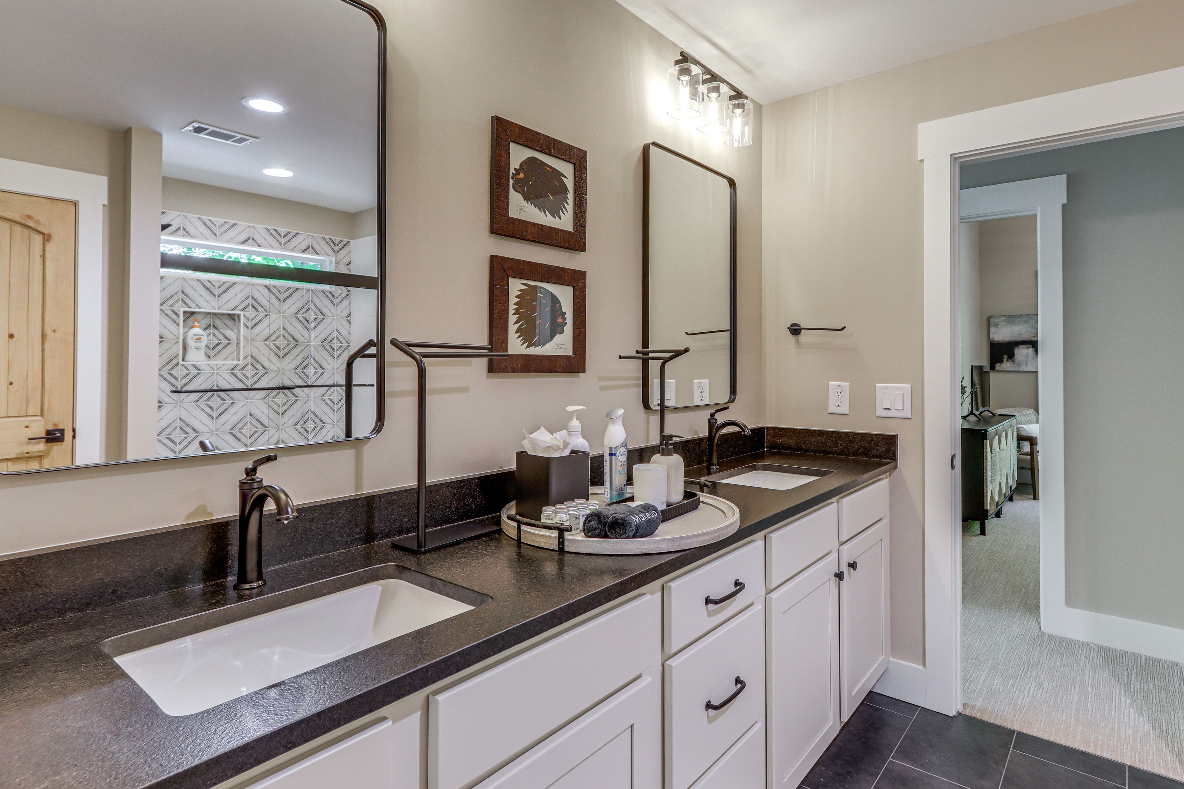 En-Suite Bathroom | Towels & Linens Provided | 2nd Floor