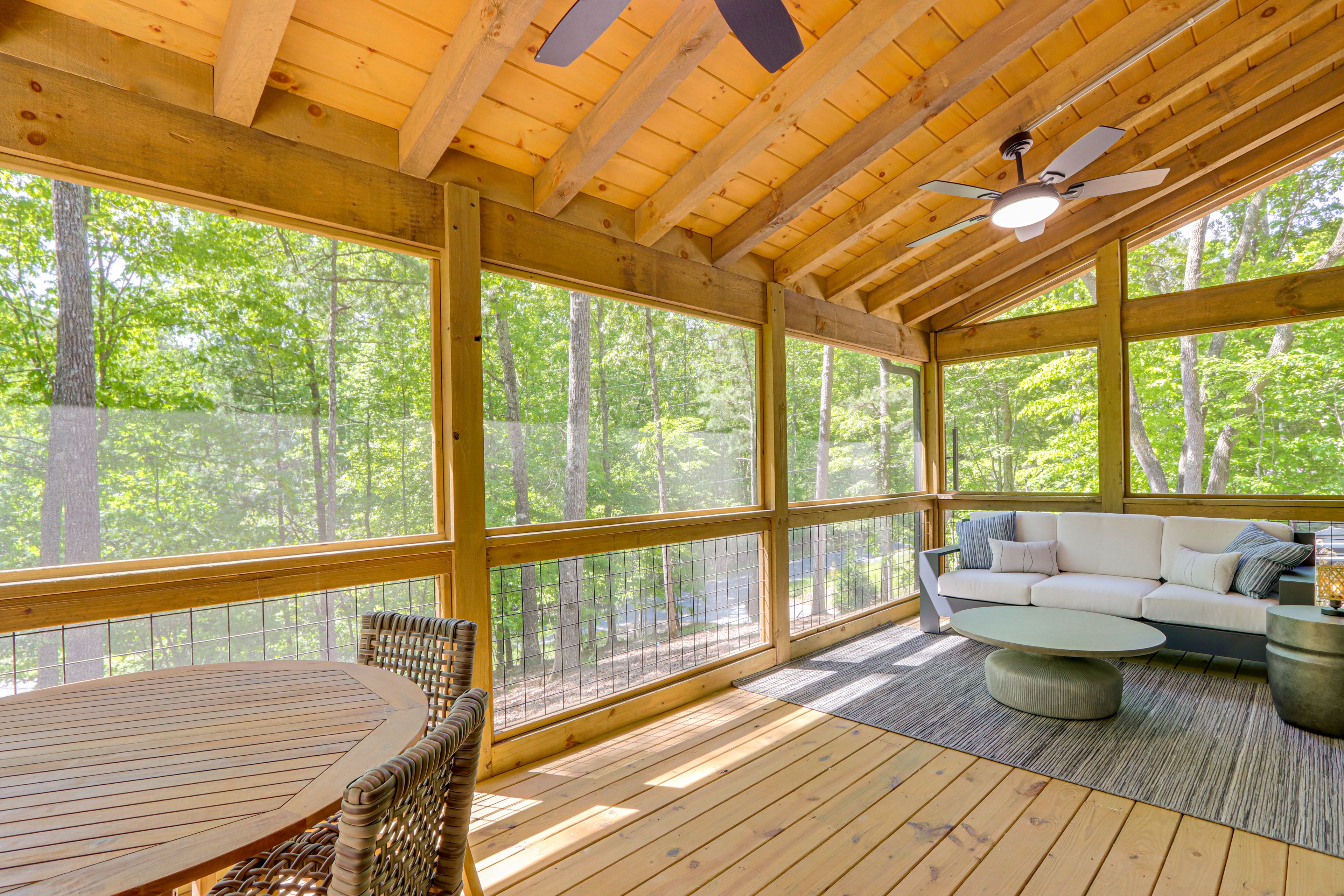Screened Porch | Outdoor Dining & Lounge Areas