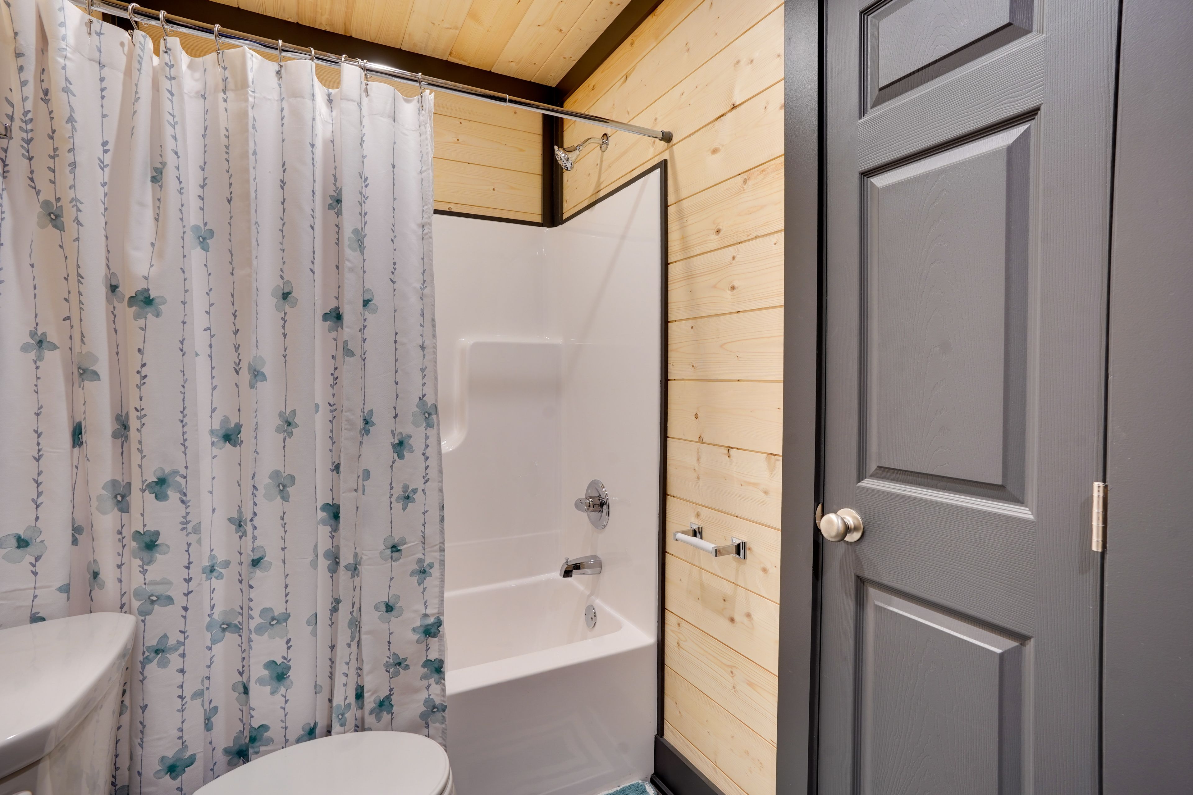 Bathroom | Main Level