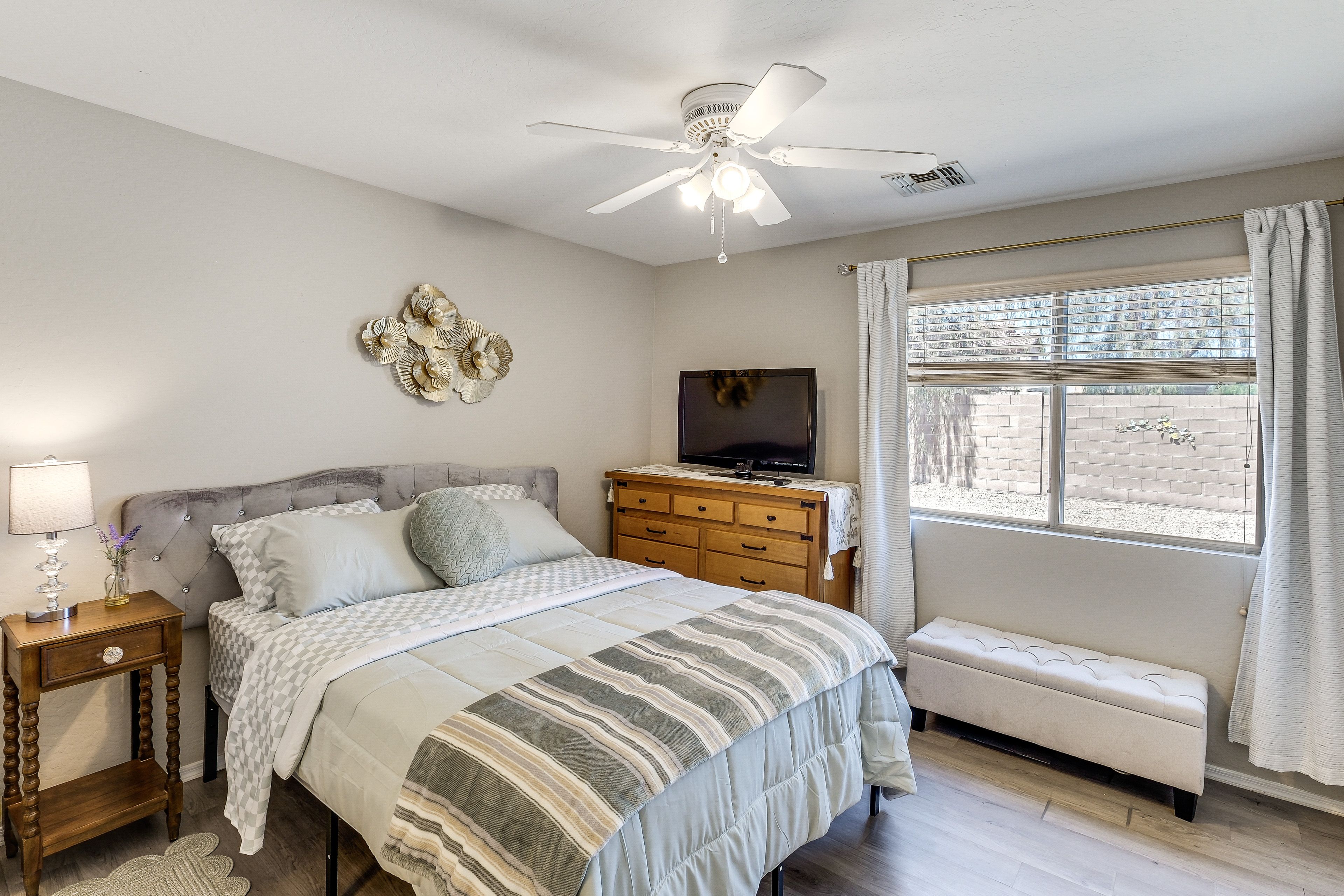 Bedroom 1 | Queen Bed