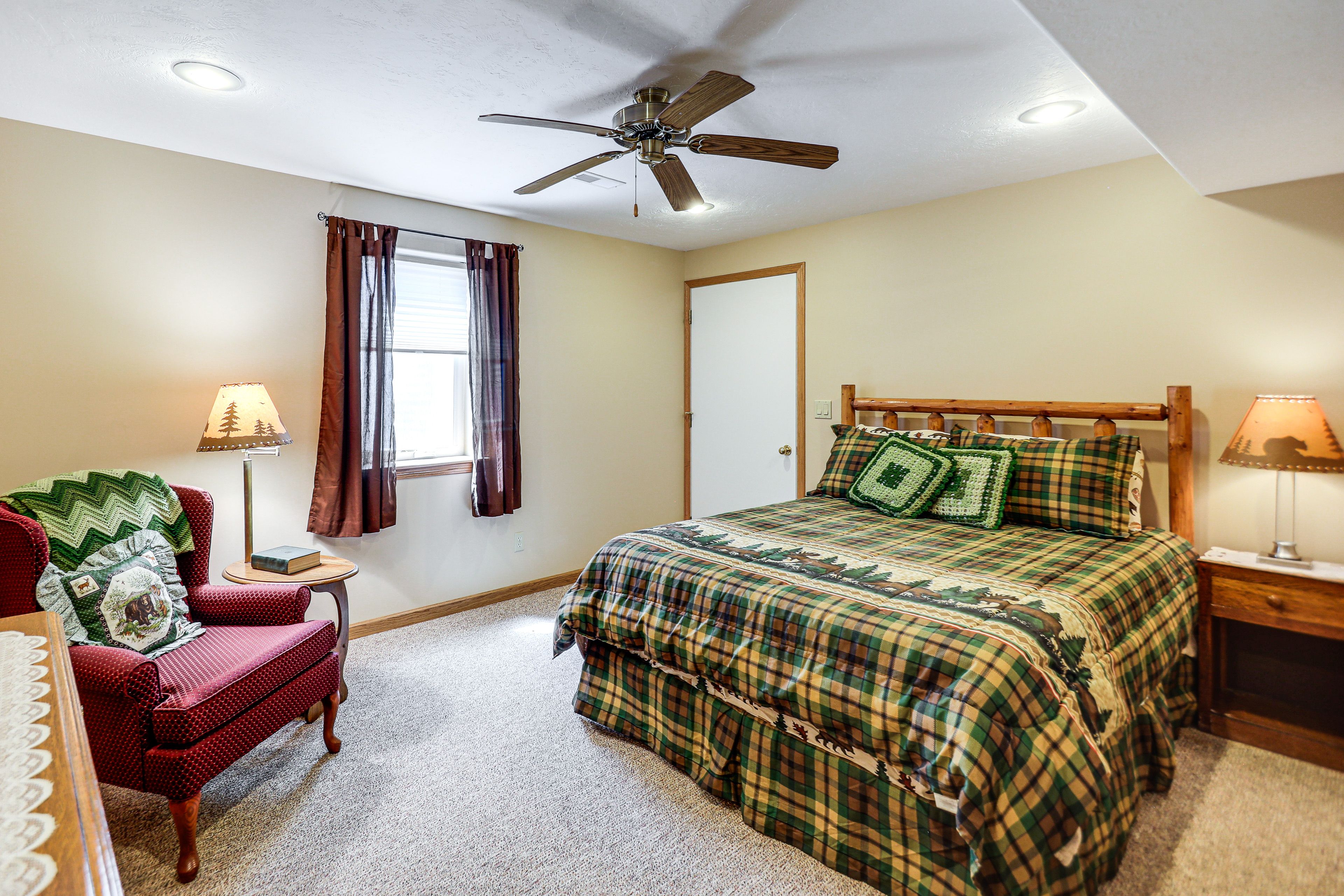 Bedroom 2 | Basement | Queen Bed