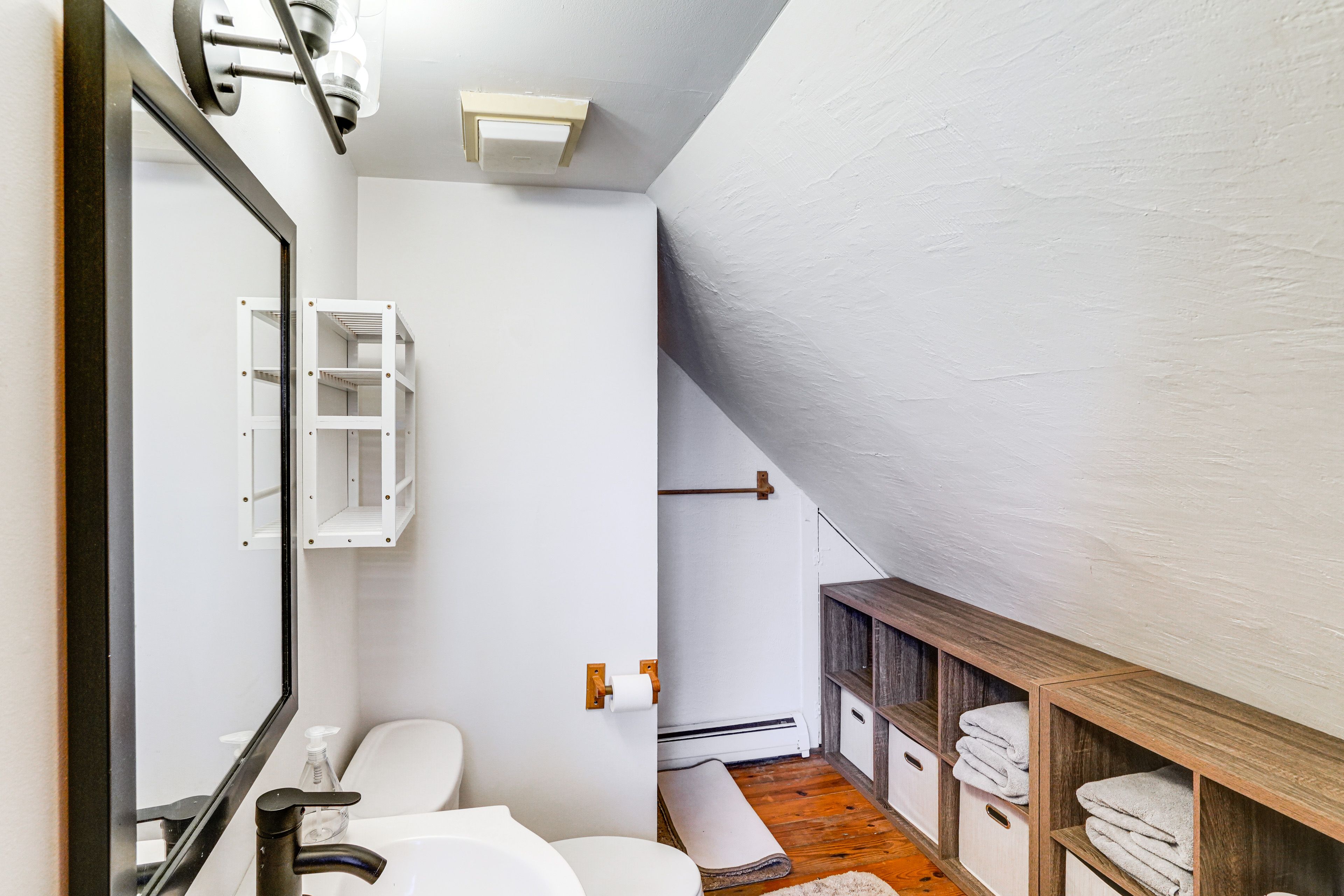 Full Bathroom | 2nd Floor