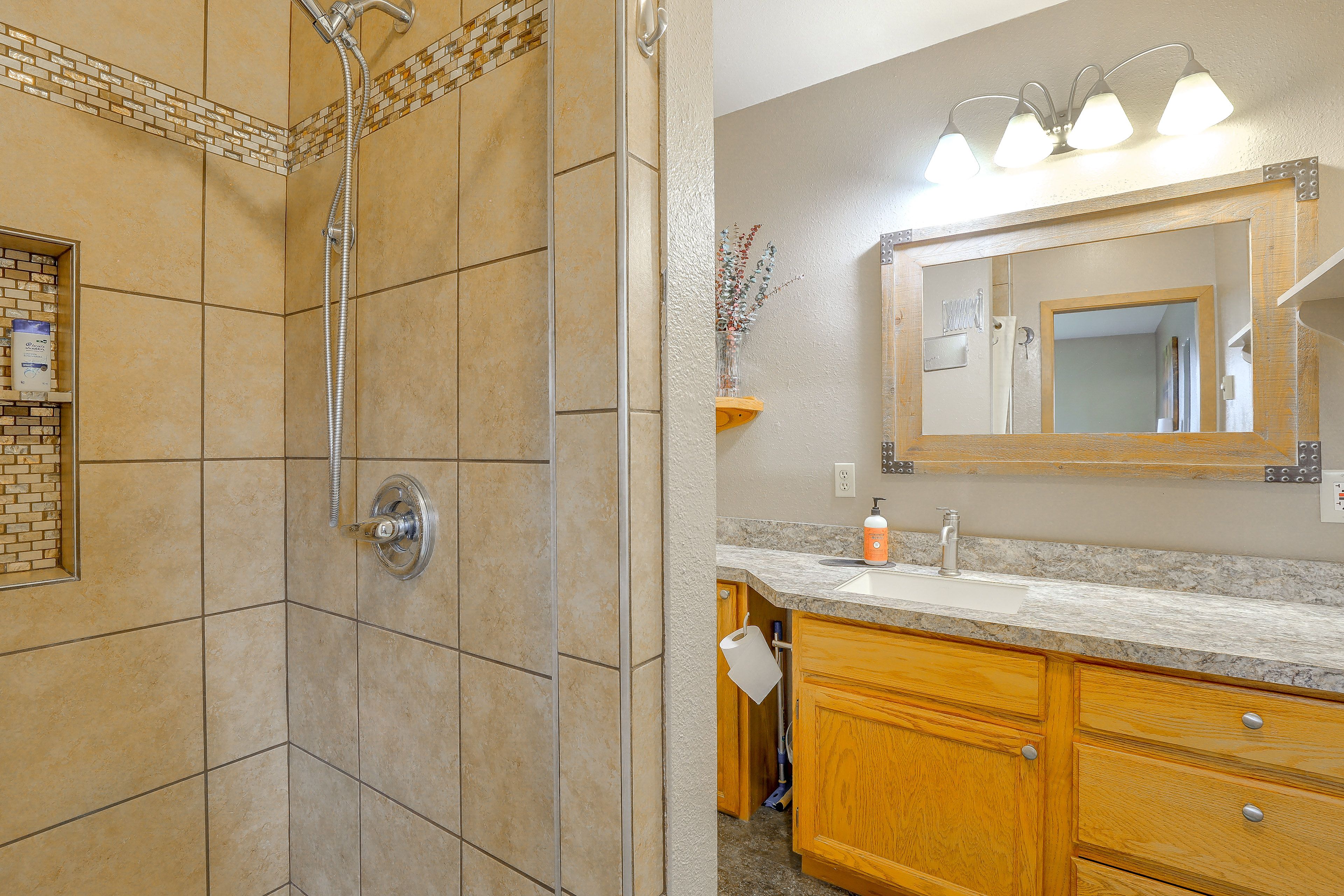 En-Suite Bathroom | Upper Level