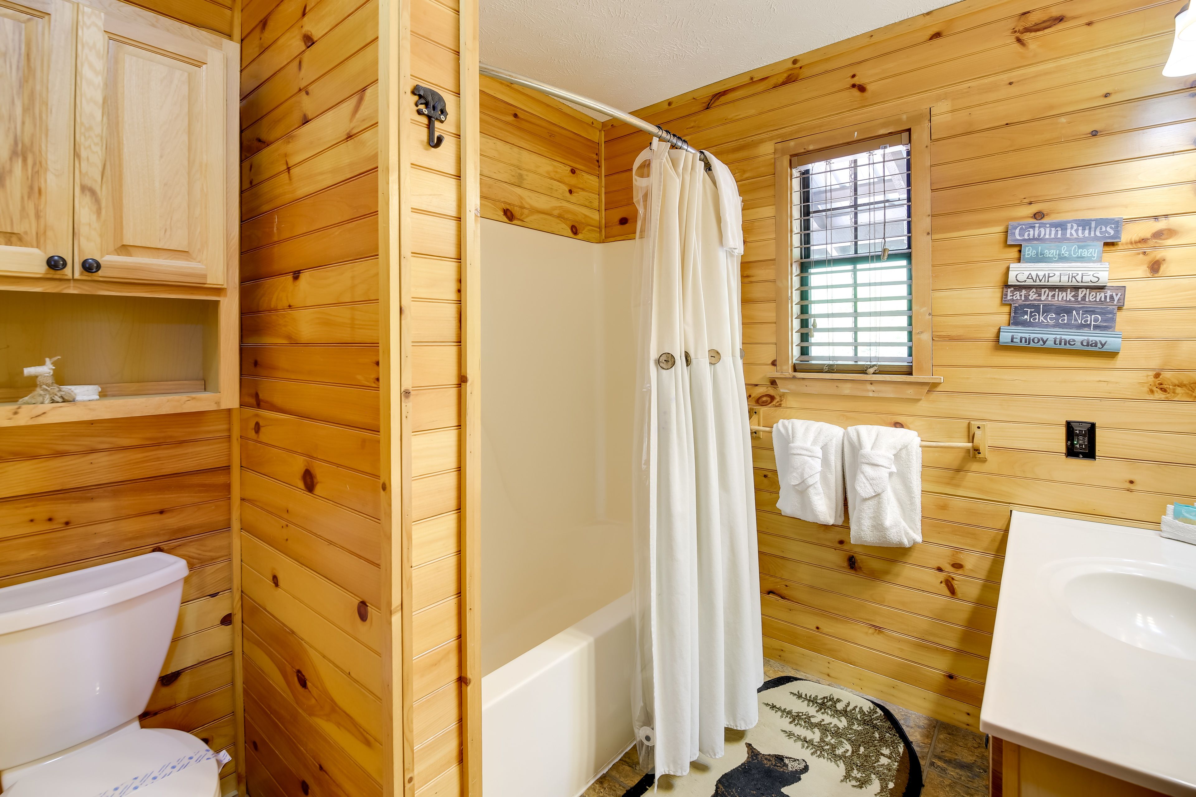Bathroom | Main Cabin