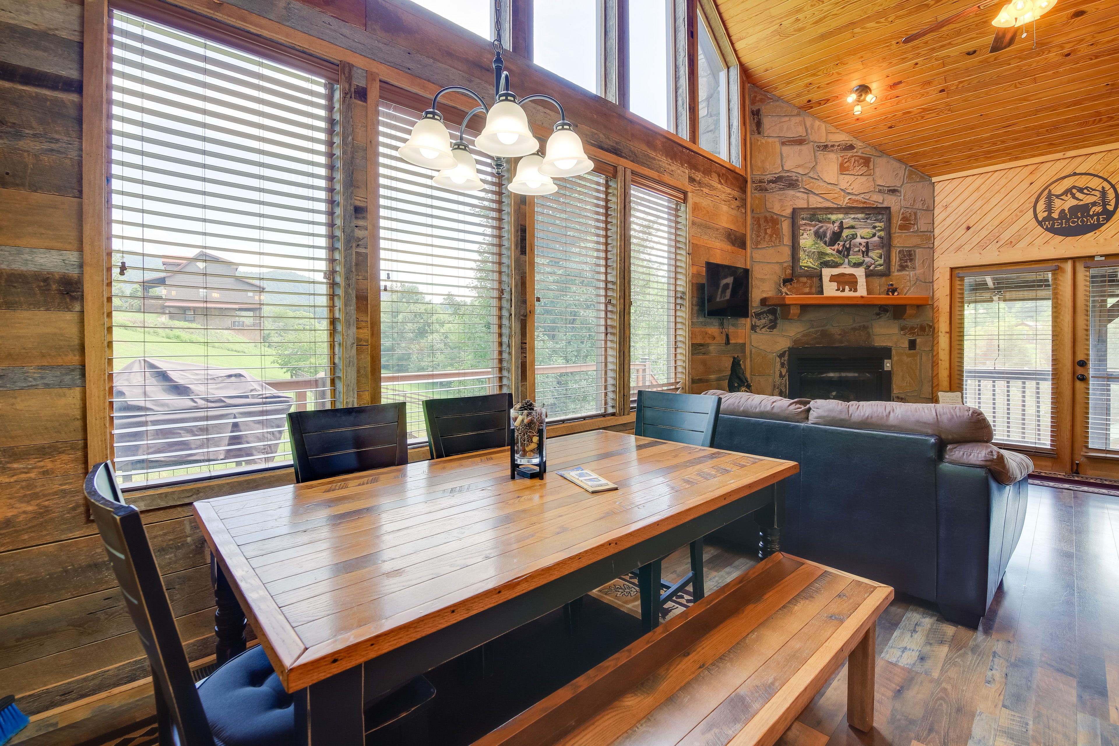 Dining Area | Main Cabin