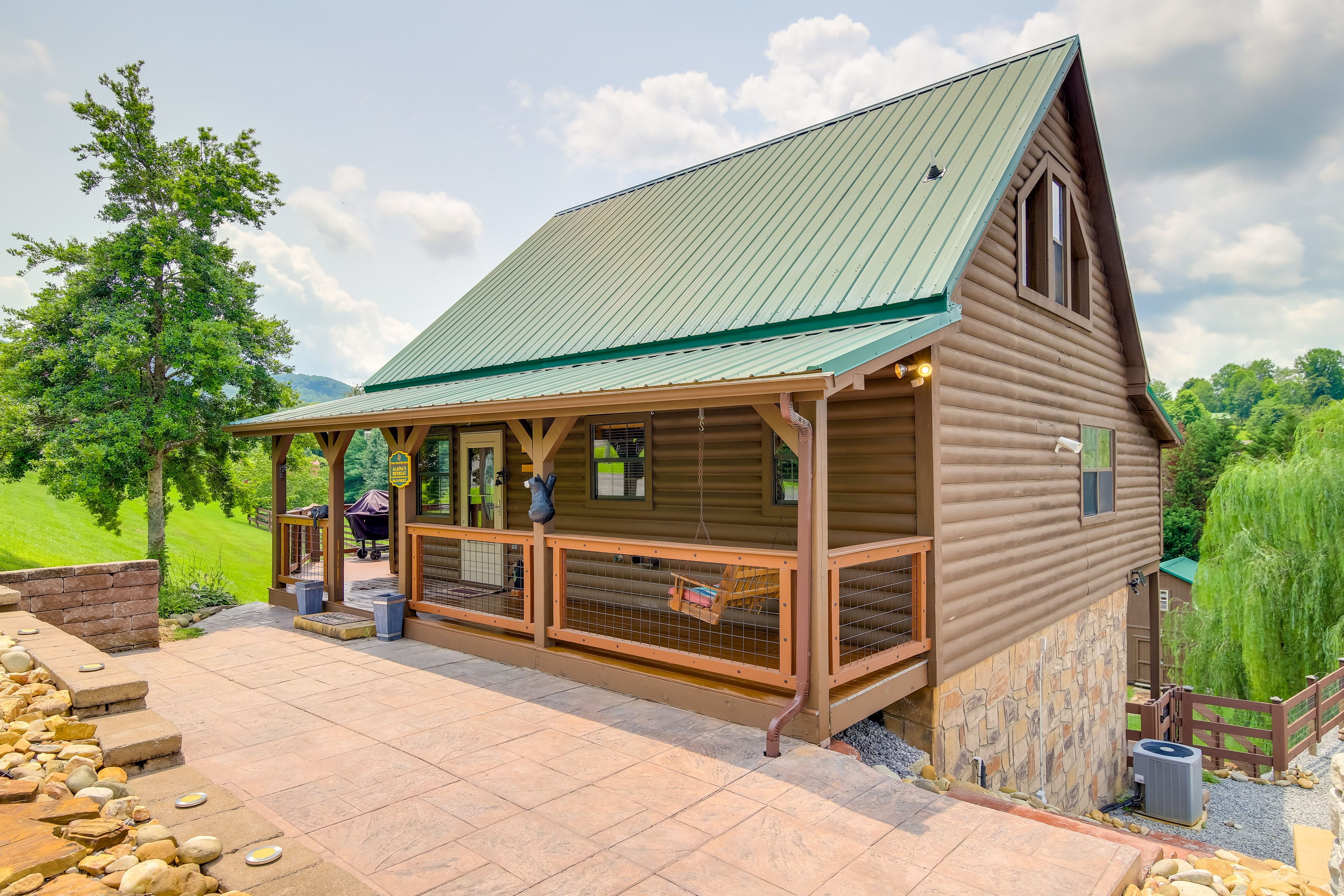 Exterior | Main Cabin | Driveway (6 Vehicles)