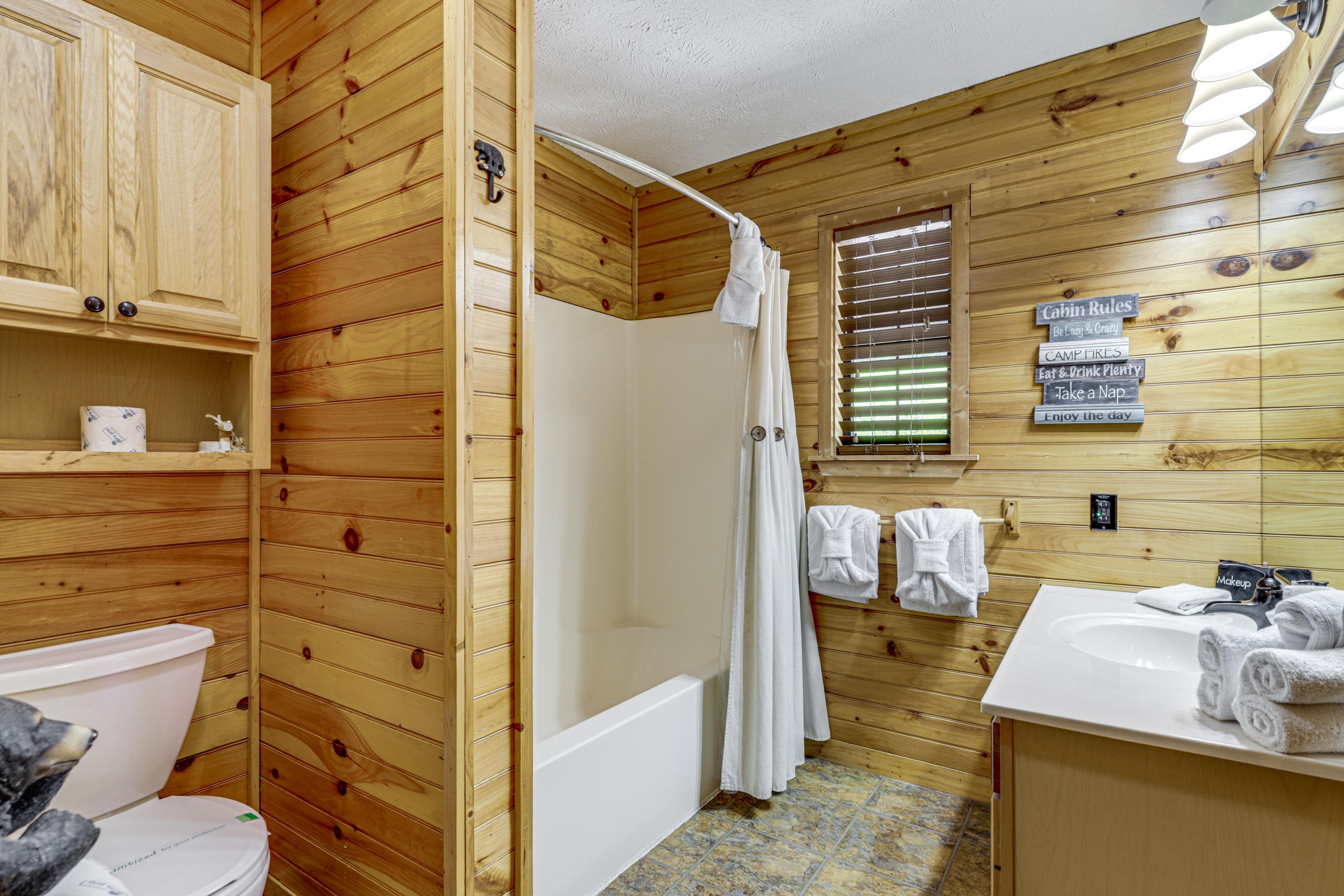 Bathroom | Main Cabin