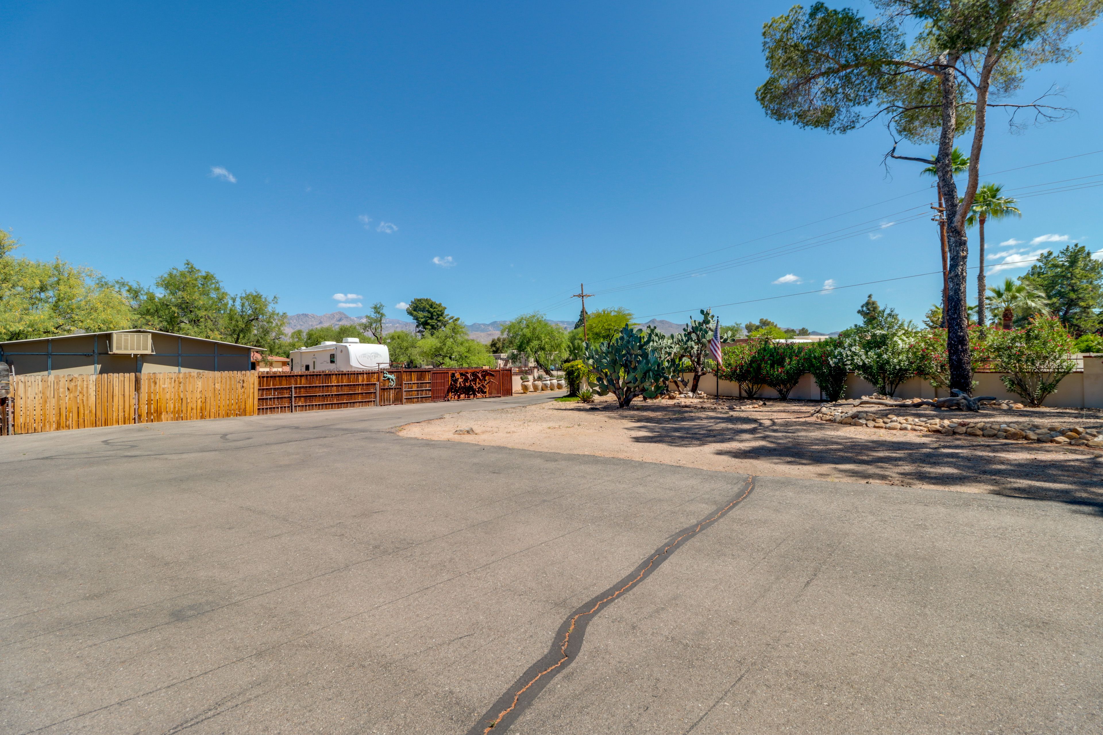 Parking | Driveway (12 Vehicles)