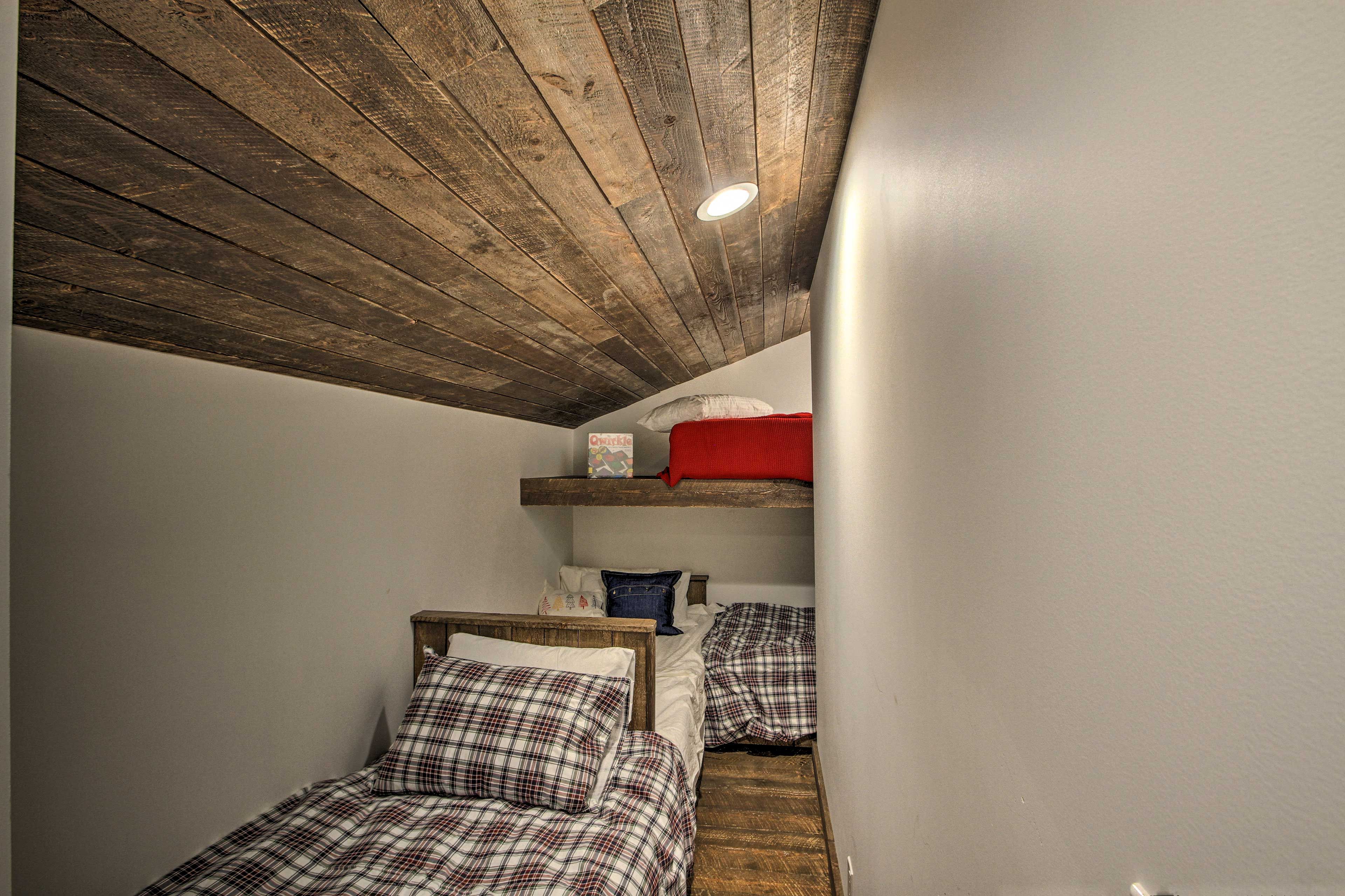Bedroom 5 | 3 Twin Beds | Lofted Twin Bed