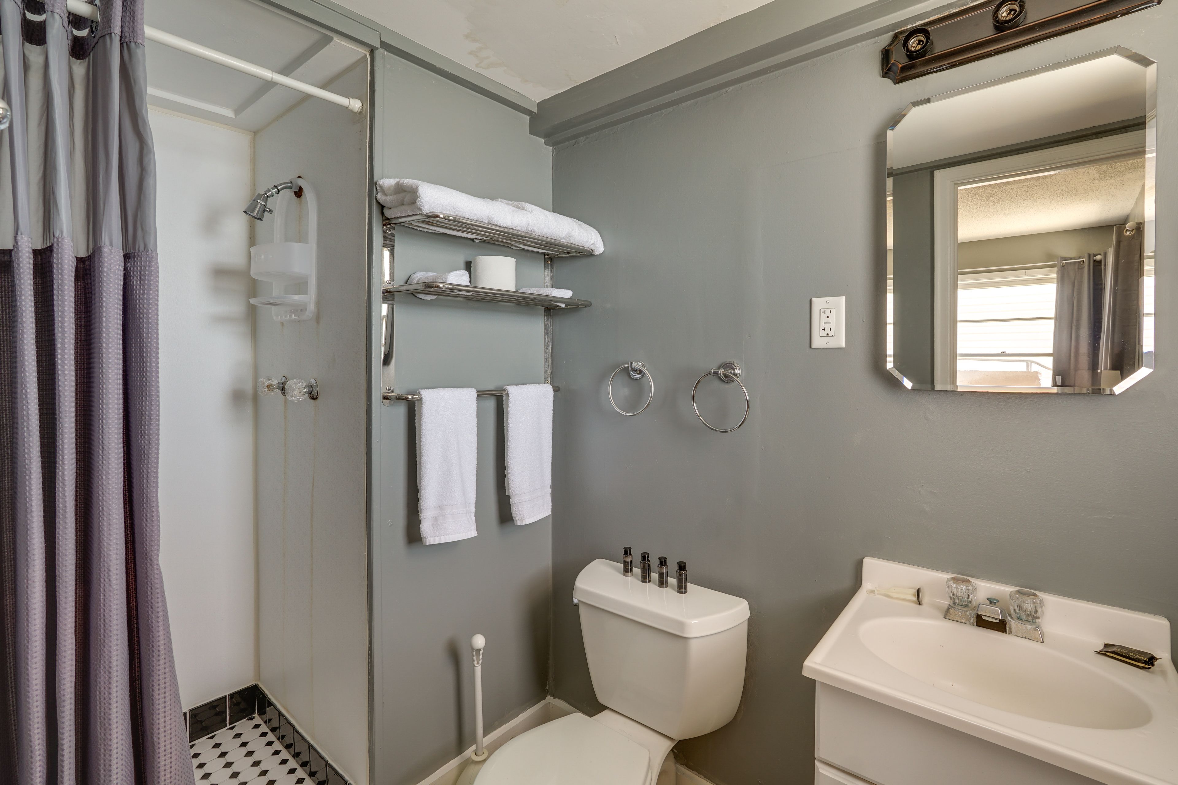 Unit 6 | Full Bathroom