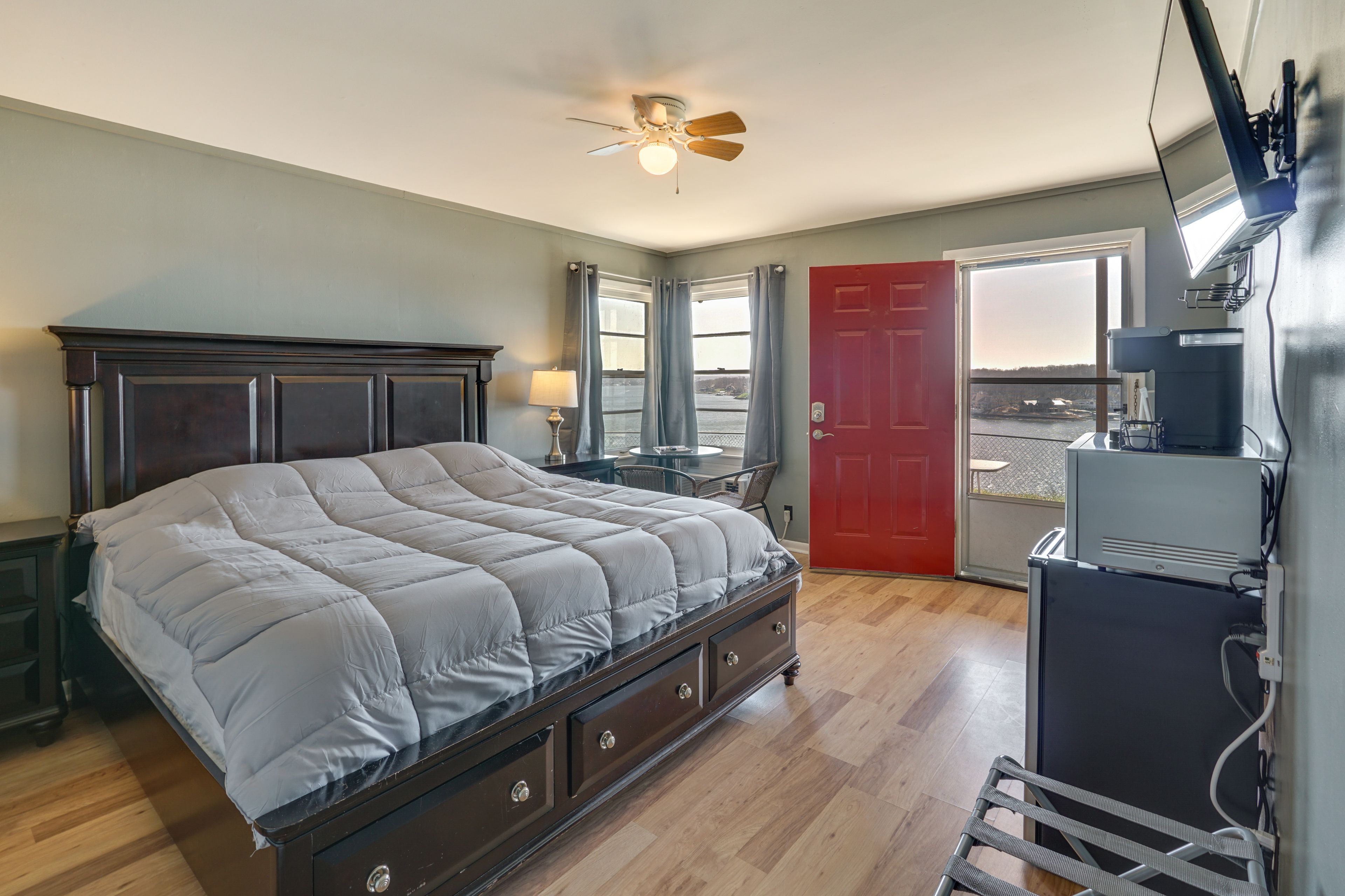 Unit 7 | King Bed | TV | Mini Fridge | Microwave