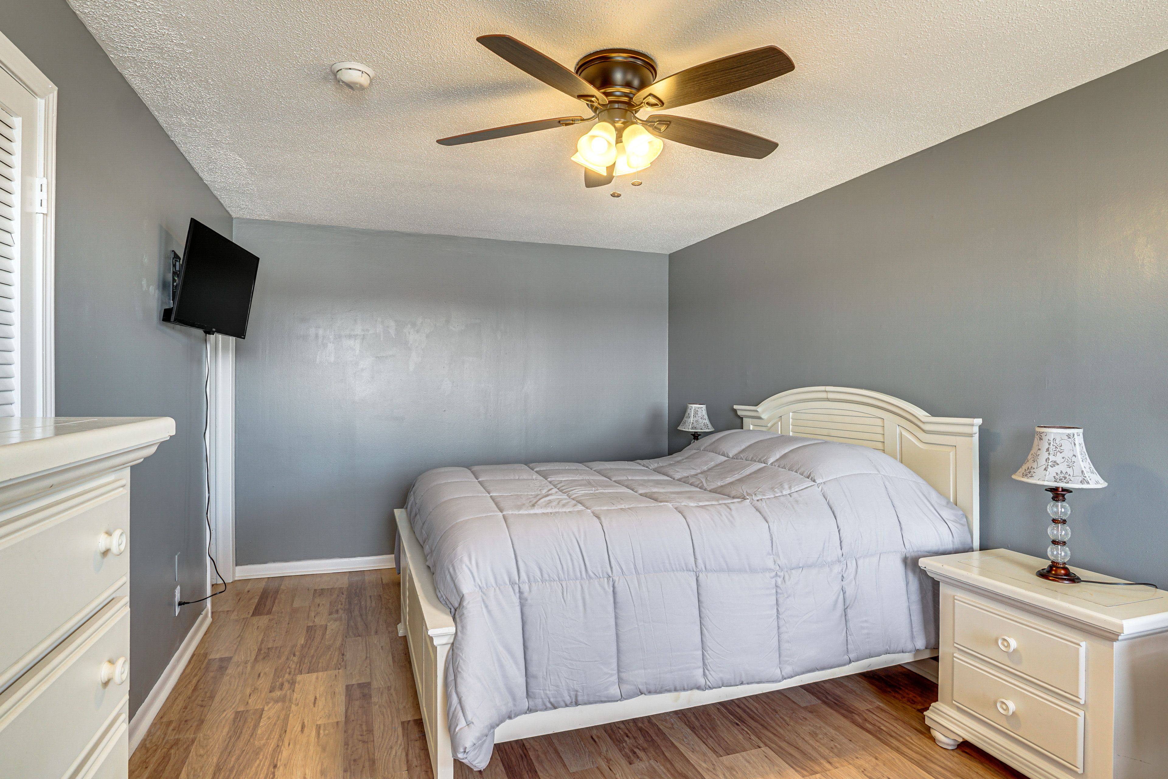 Unit 5 | Queen Bed | TV | Mini Fridge | Microwave