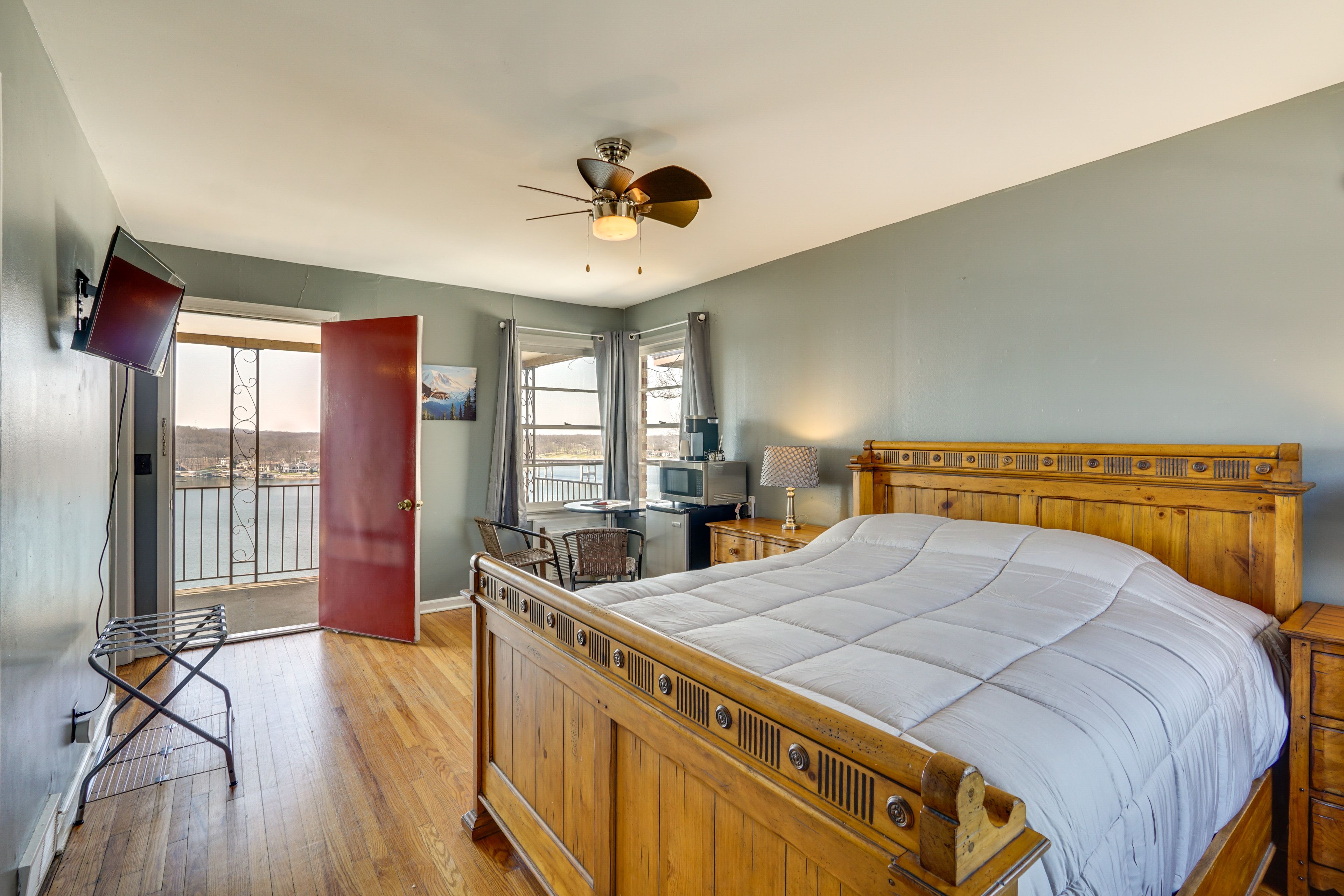 Unit 2 | Queen Bed | TV | Mini Fridge | Microwave