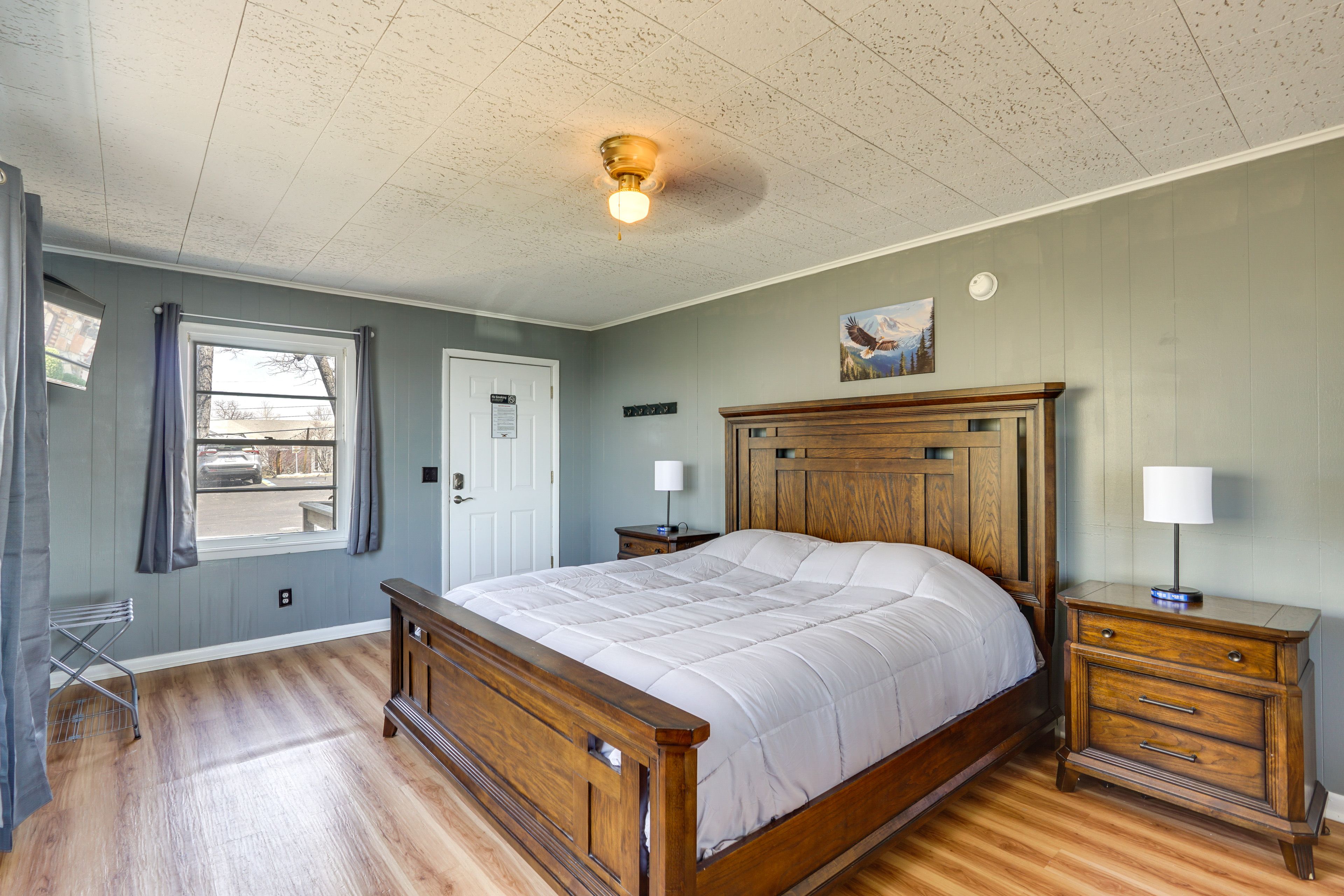 Unit 4 | King Bed | TV | Mini Fridge | Microwave