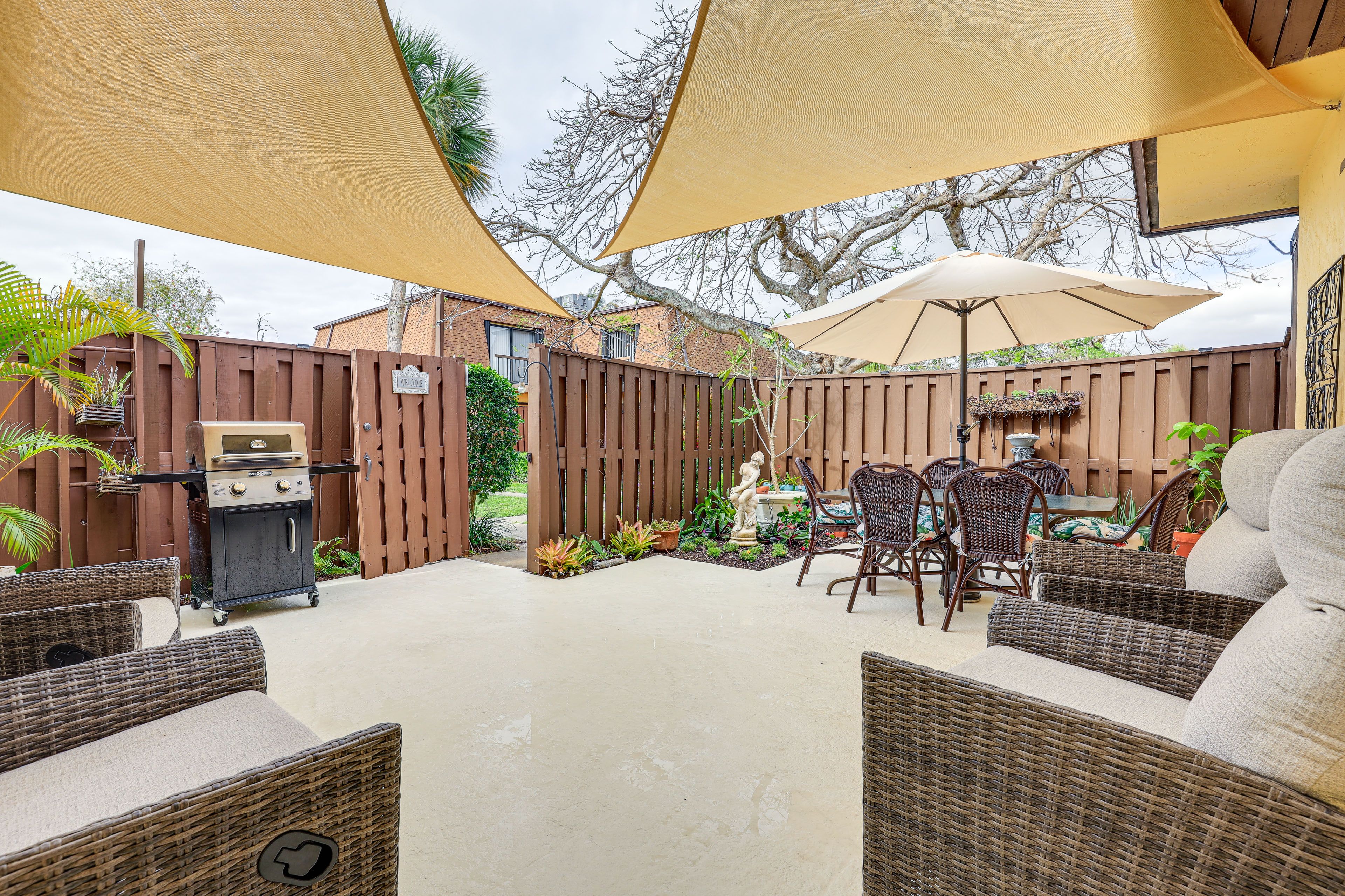 Jupiter Vacation Rental | 2BR | 2.5BA | 1,320 Sq Ft | Stairs Required