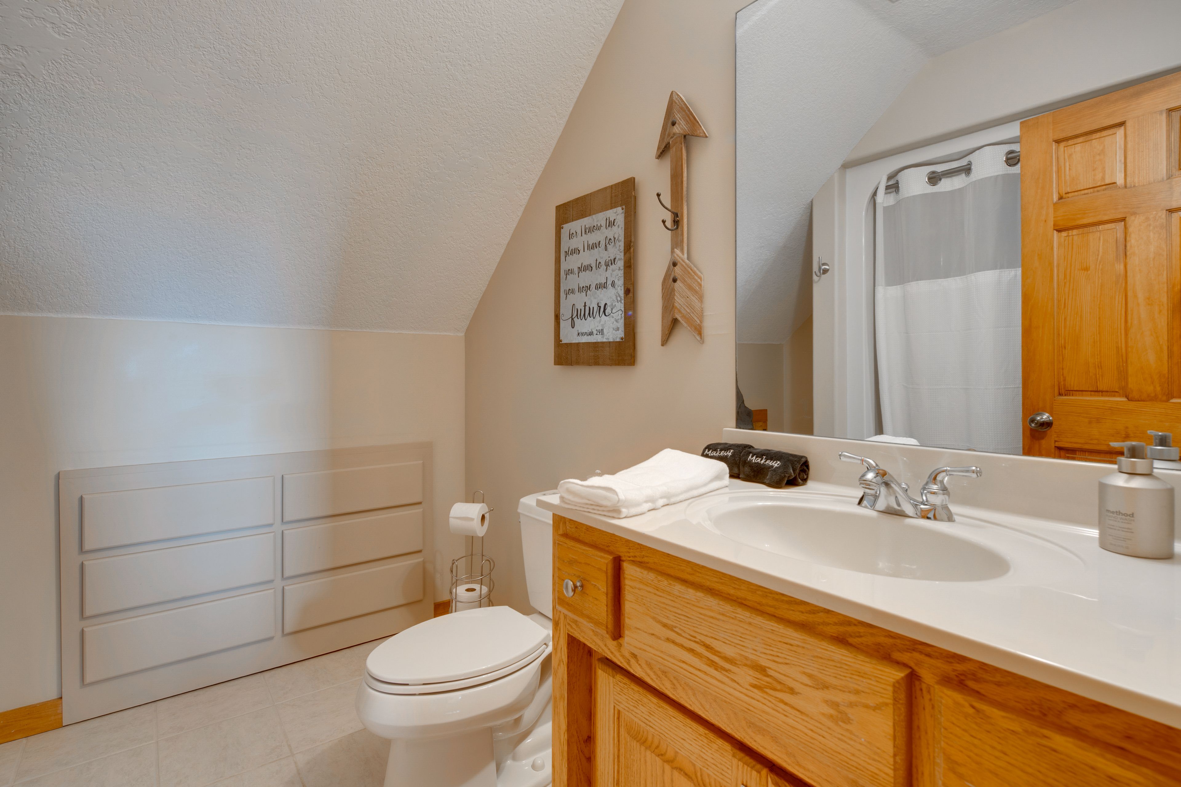 Full Bathroom | 2nd Floor