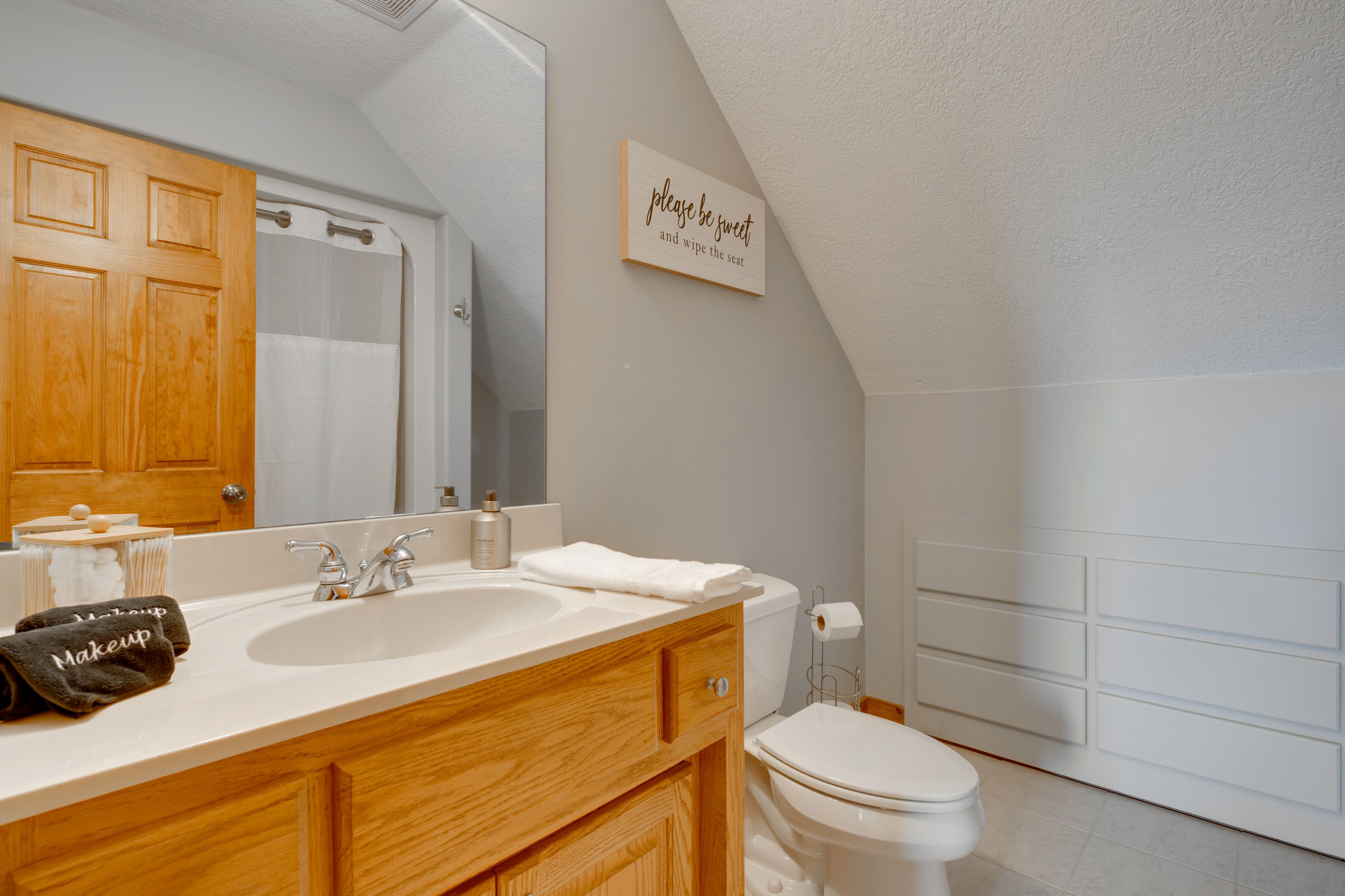 Full Bathroom | 2nd Floor