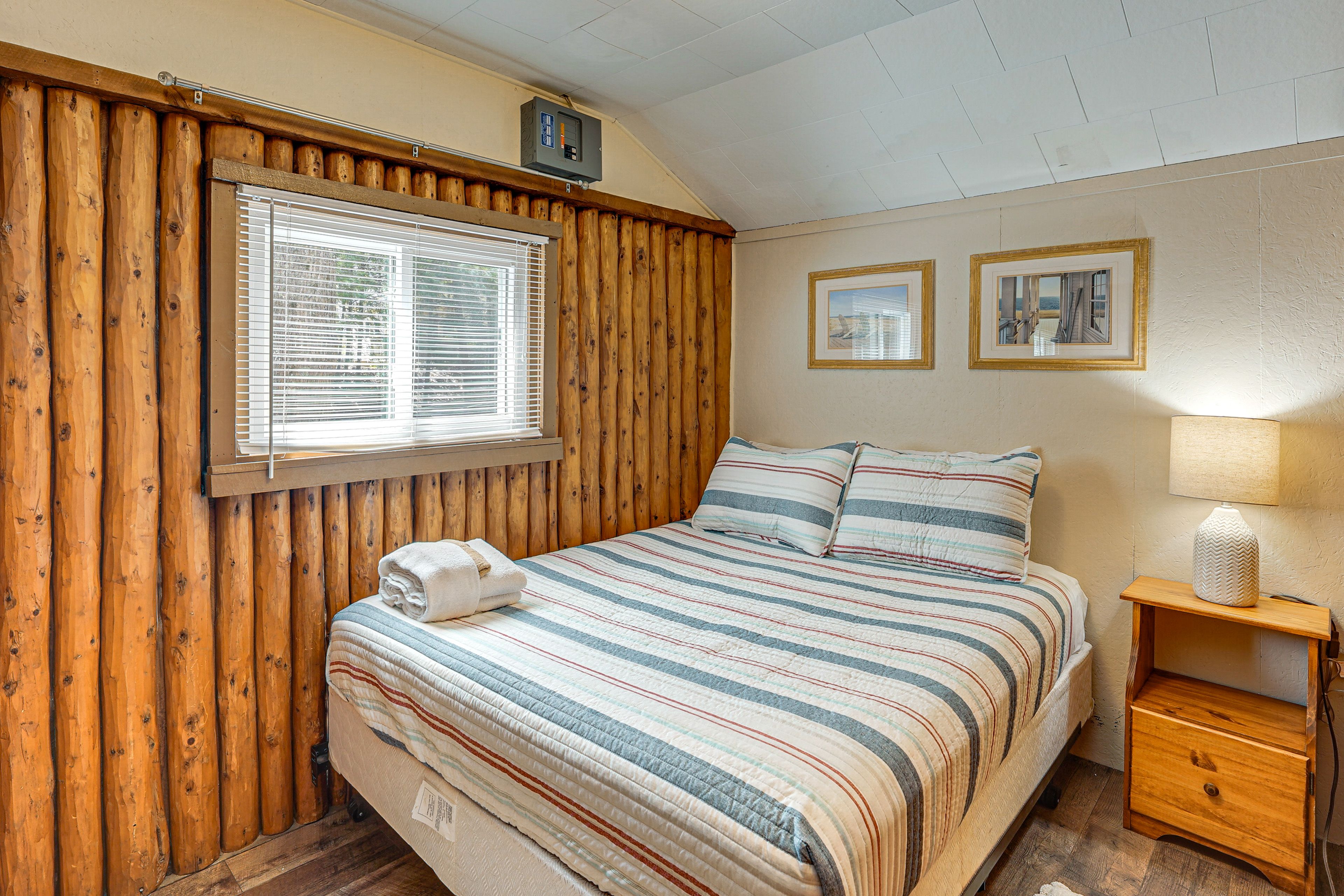 Bedroom 1 | Queen Bed