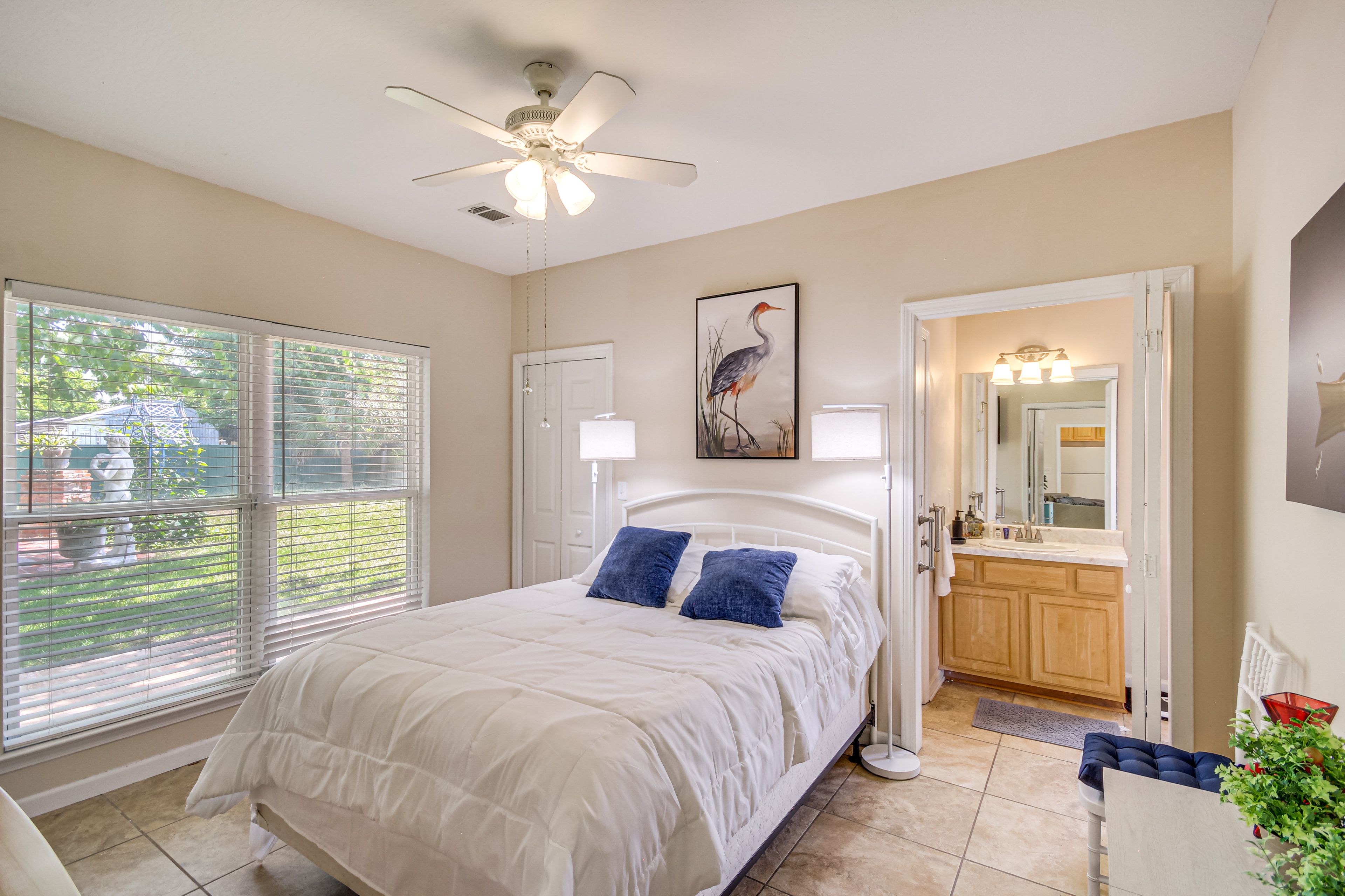 Bedroom 1 | Queen Bed