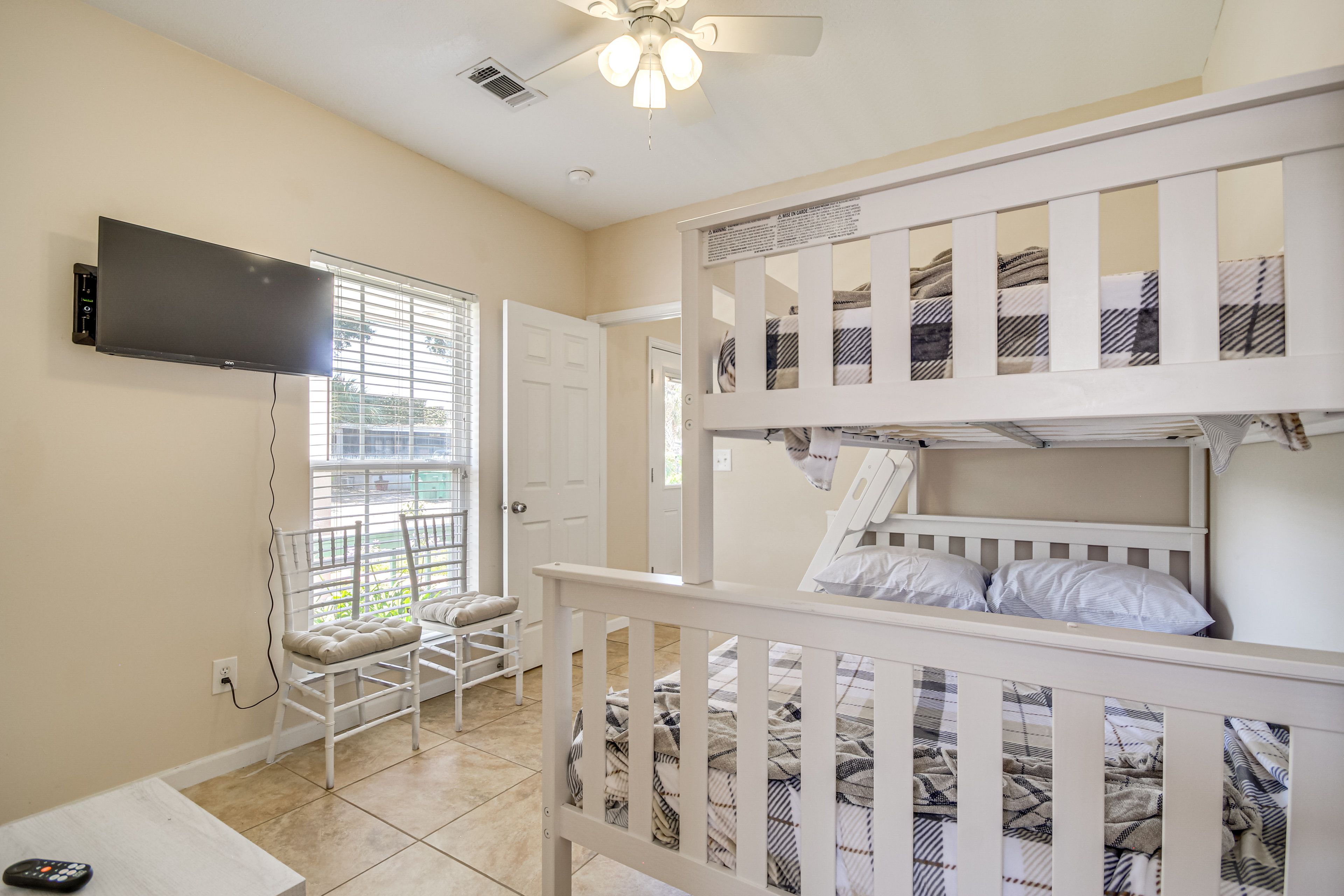 Bedroom 2 | Twin/Full Bunk Bed
