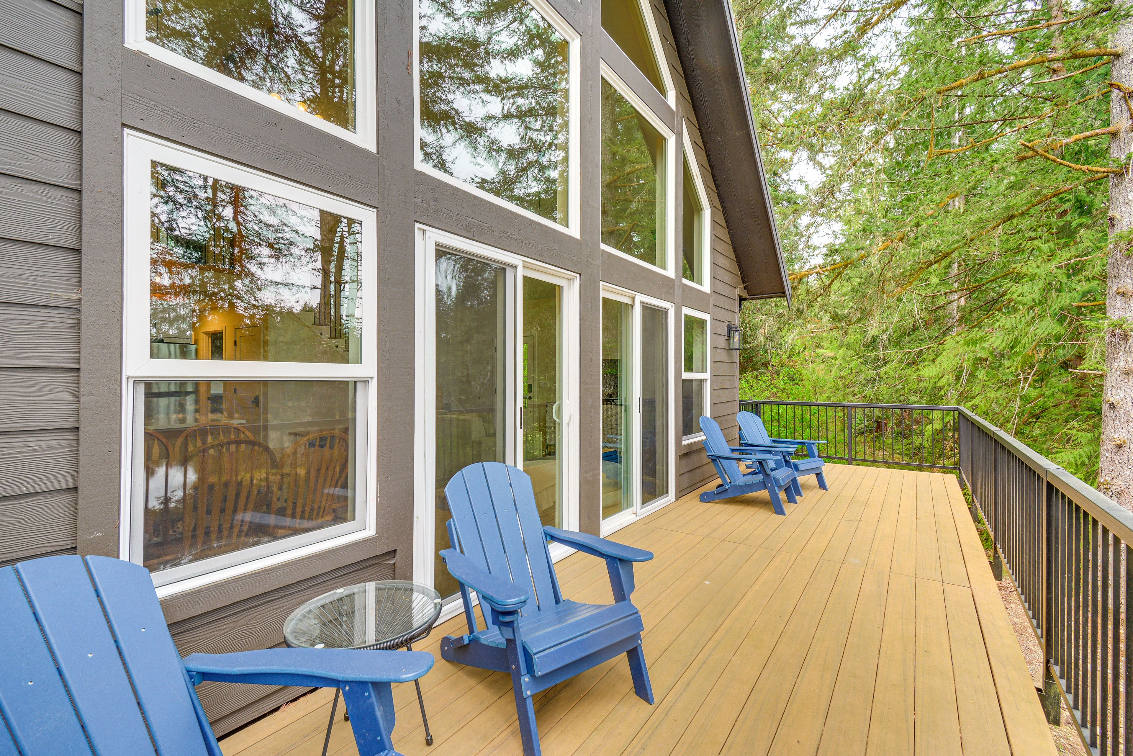 Wraparound Deck w/ Seating