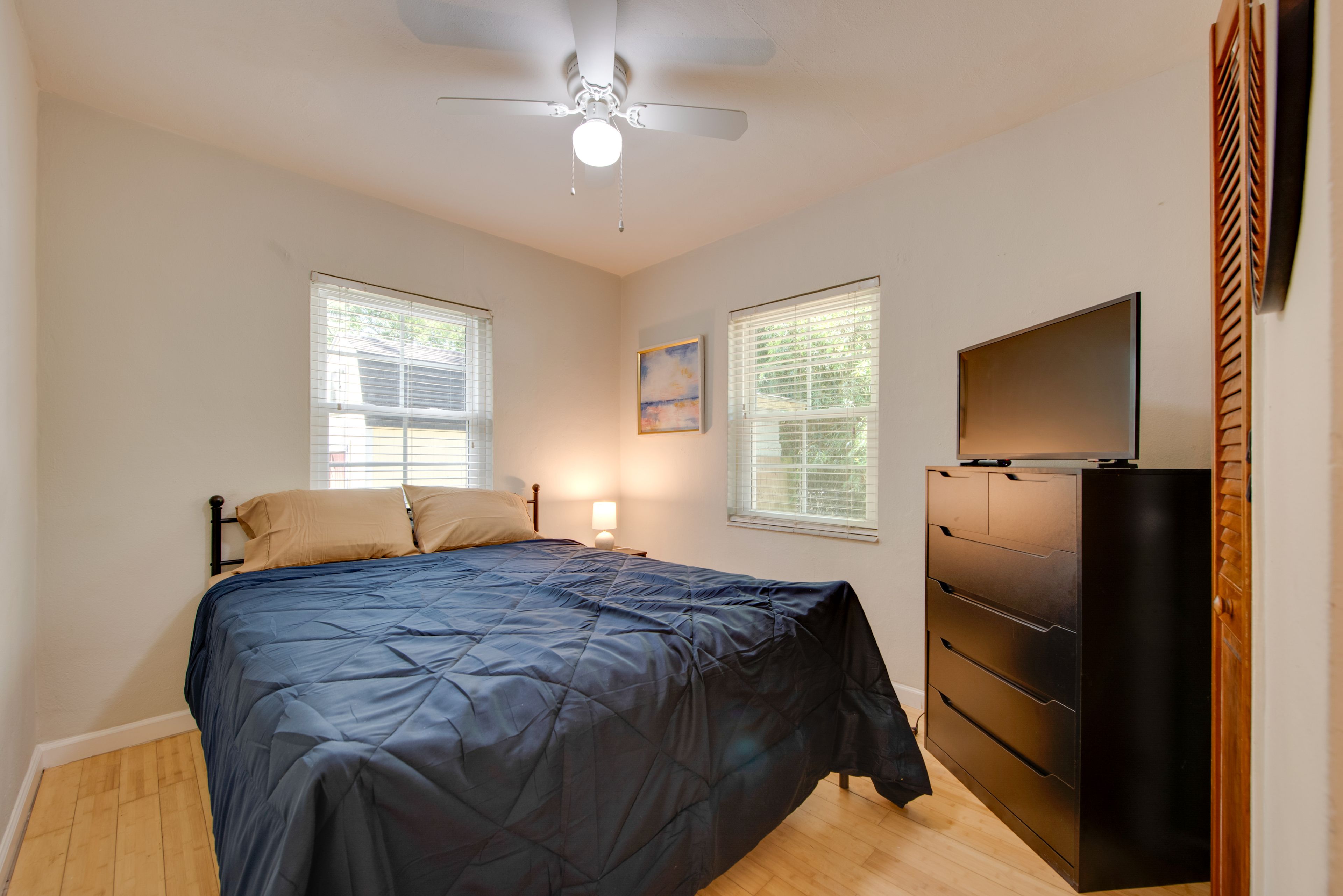 Bedroom 1 | Queen Bed