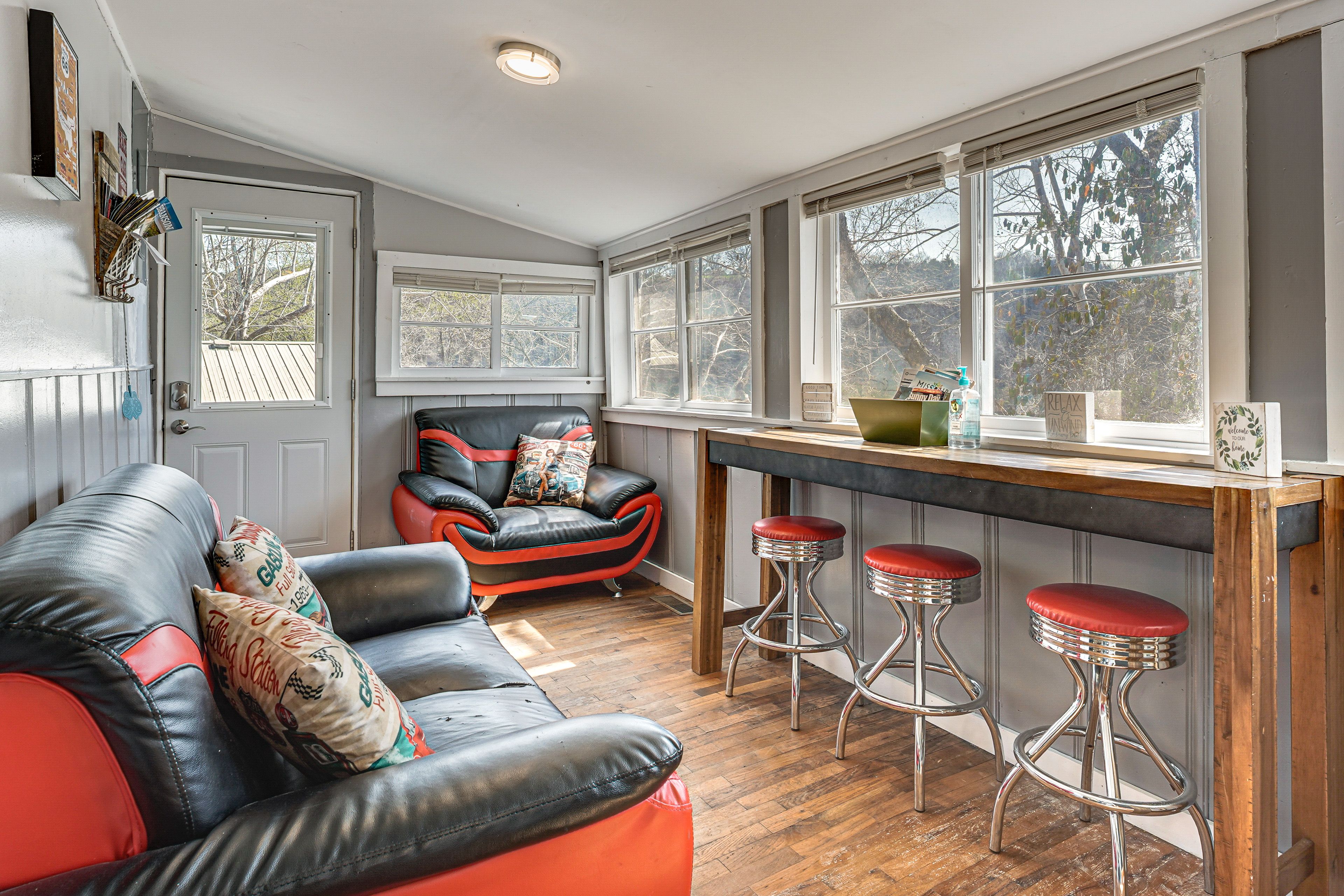 Unit 2 | Sunroom | Twin Bed w/ Twin Trundle