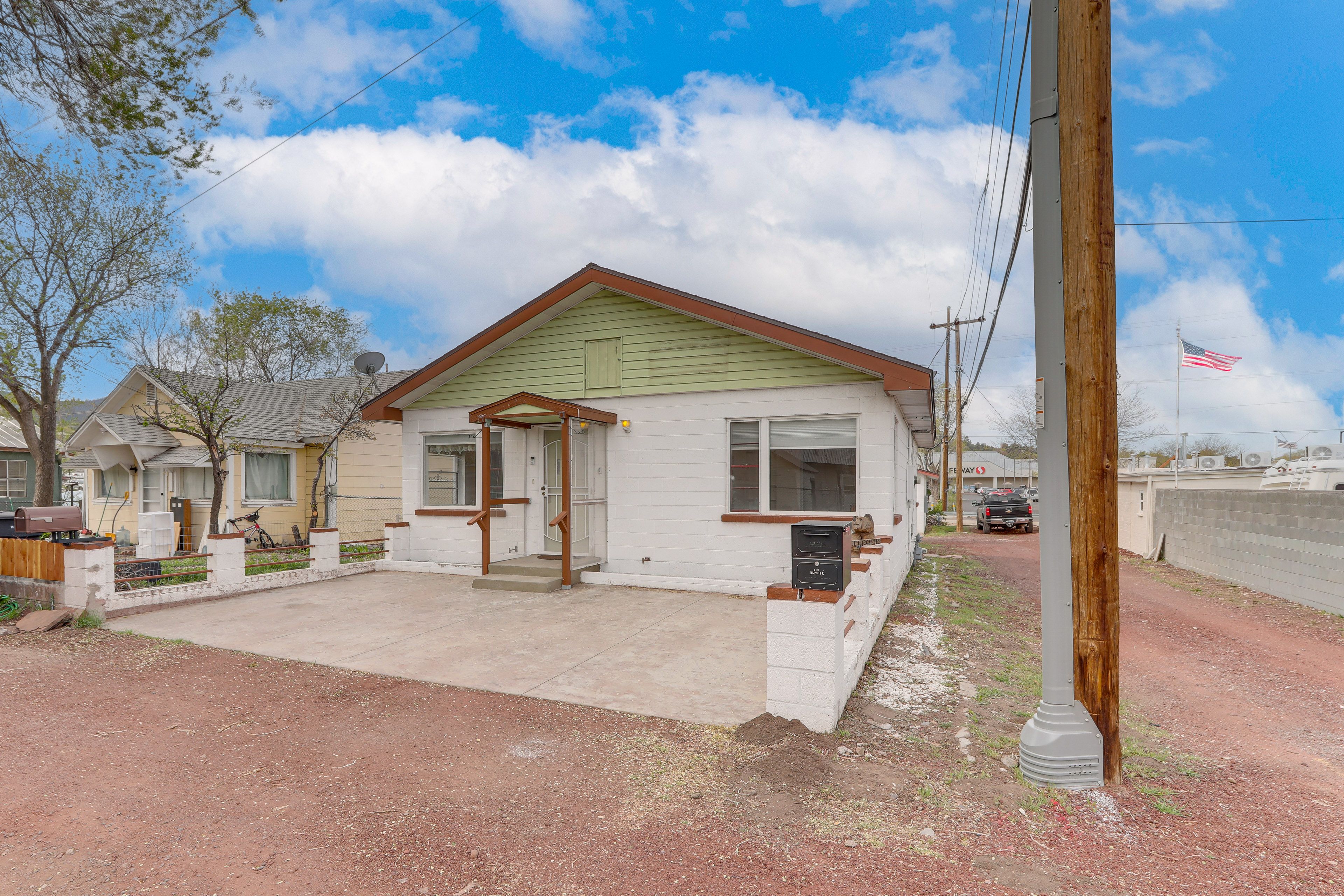 Parking | Driveway (2 Mid-Size Vehicles)