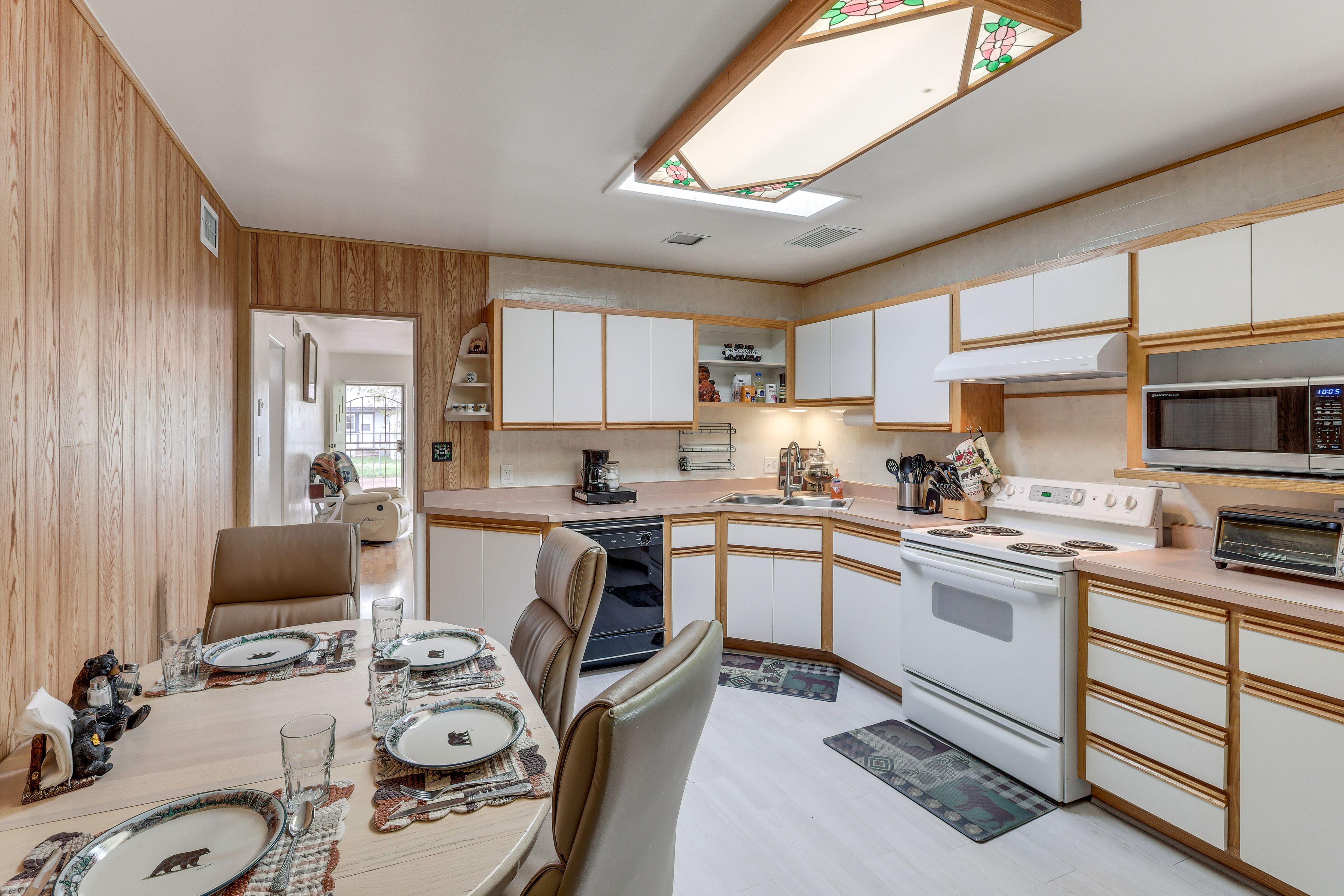 Dining Area | Dishware/Flatware Provided