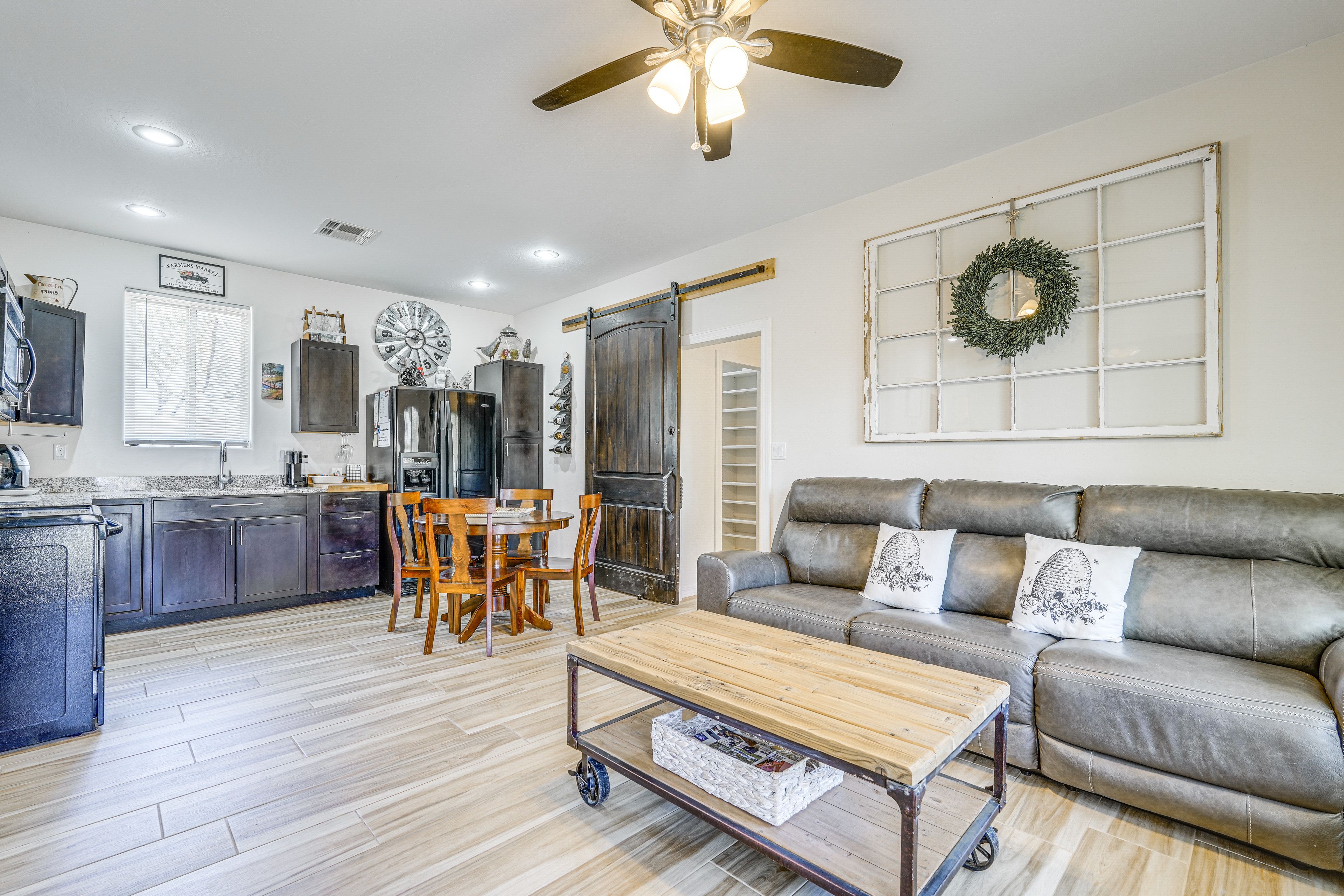 Gilbert Vacation Rental | 2BR | 2BA |
900 Sq Ft | 1 Step to Enter