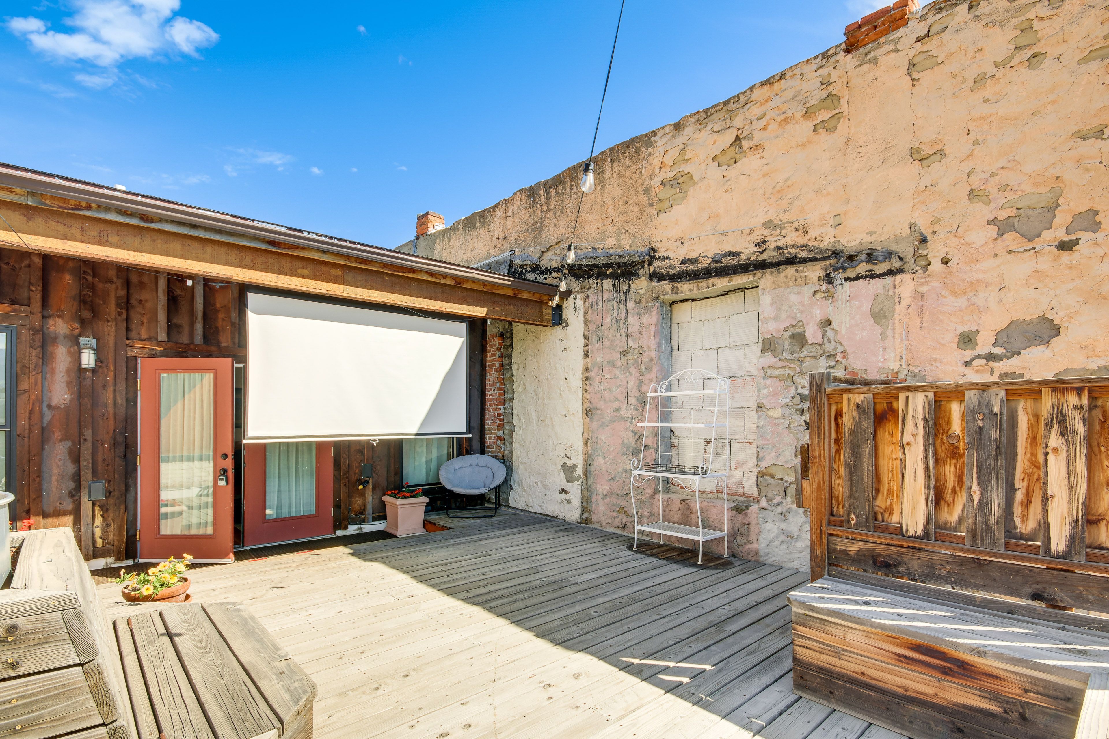 Rooftop Deck | Dining Table | Projector Screen | Mountain Views