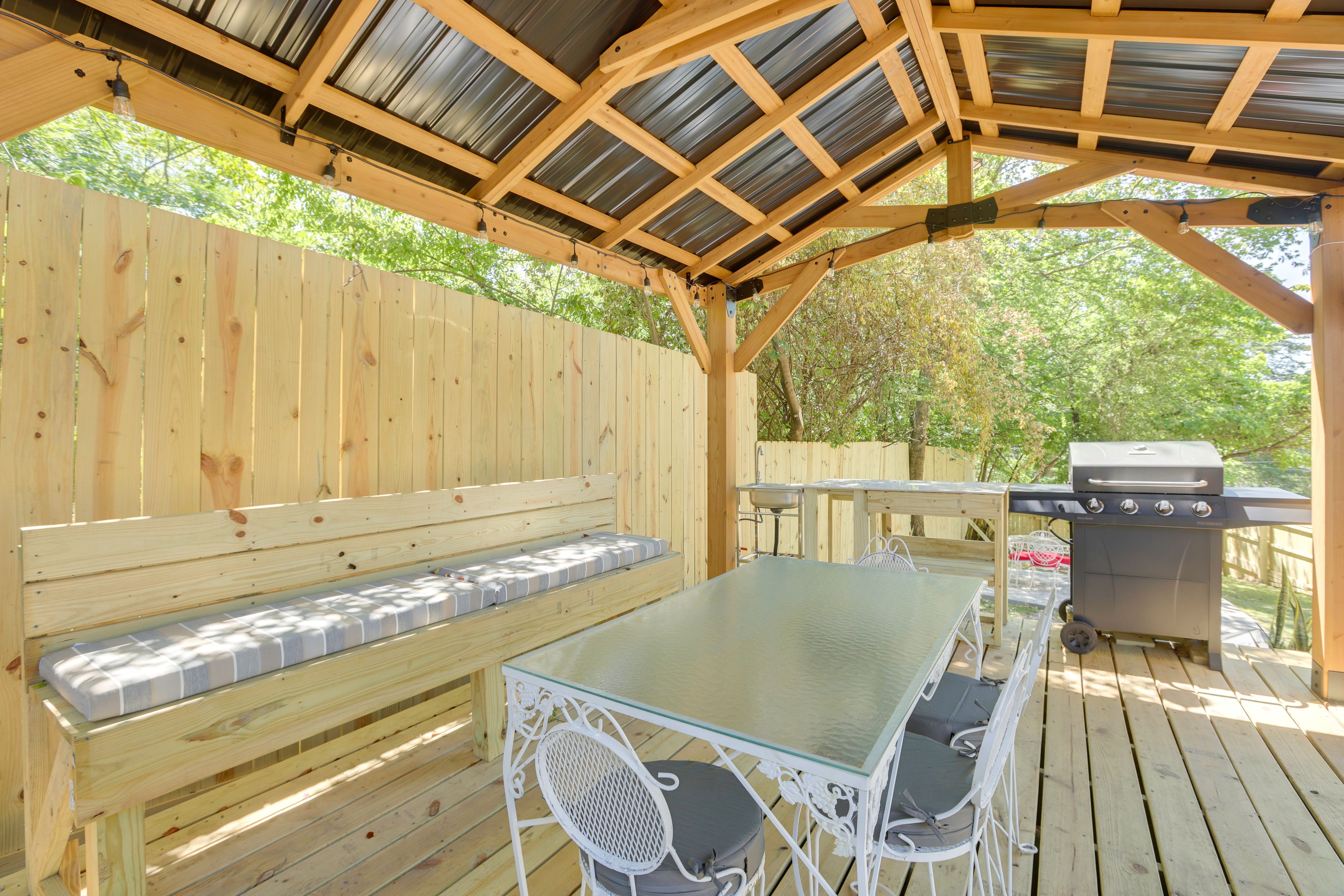 Pergola | Gas Grill w/ Prep Station