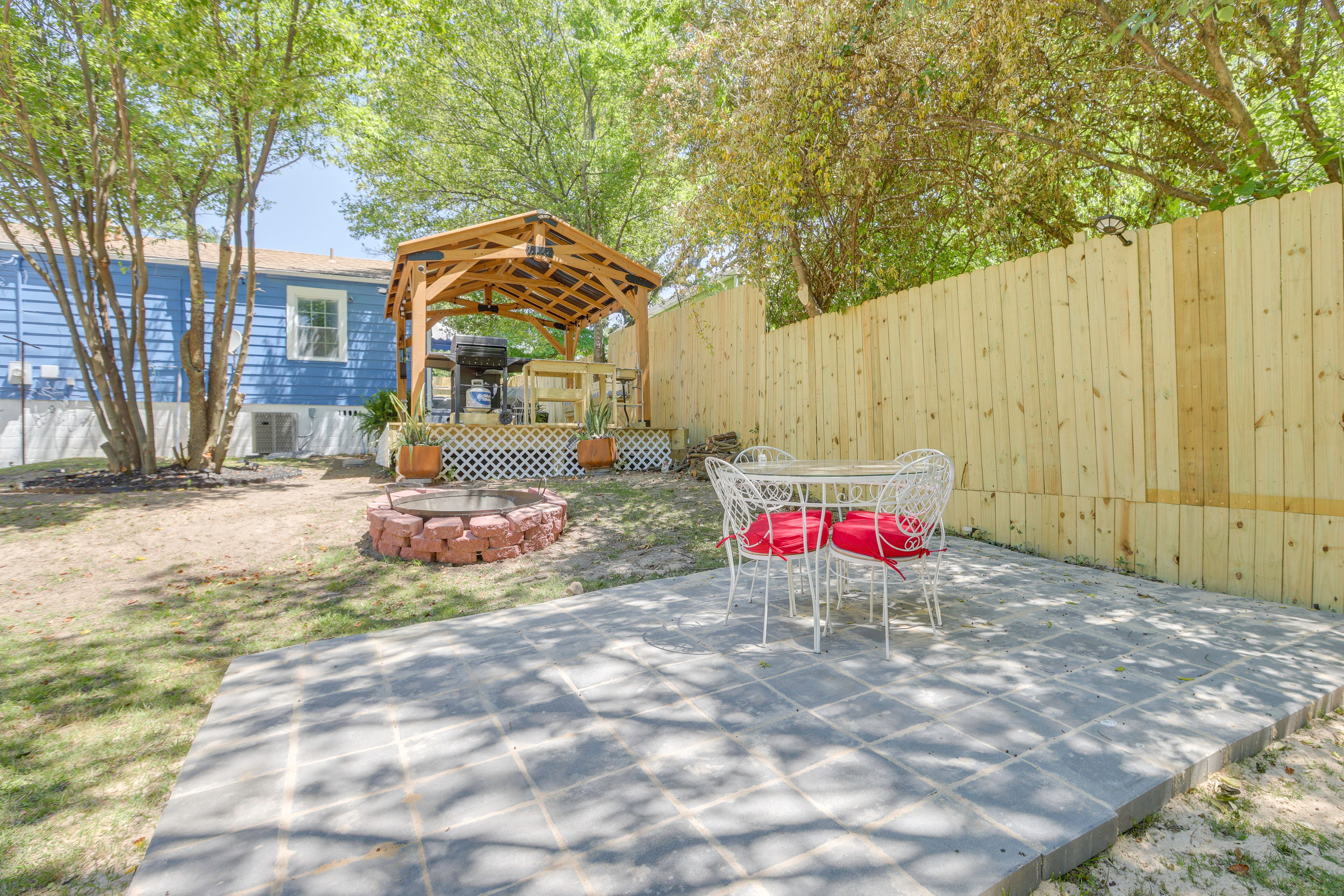 Fully Fenced Backyard | Fire Pit | Dining