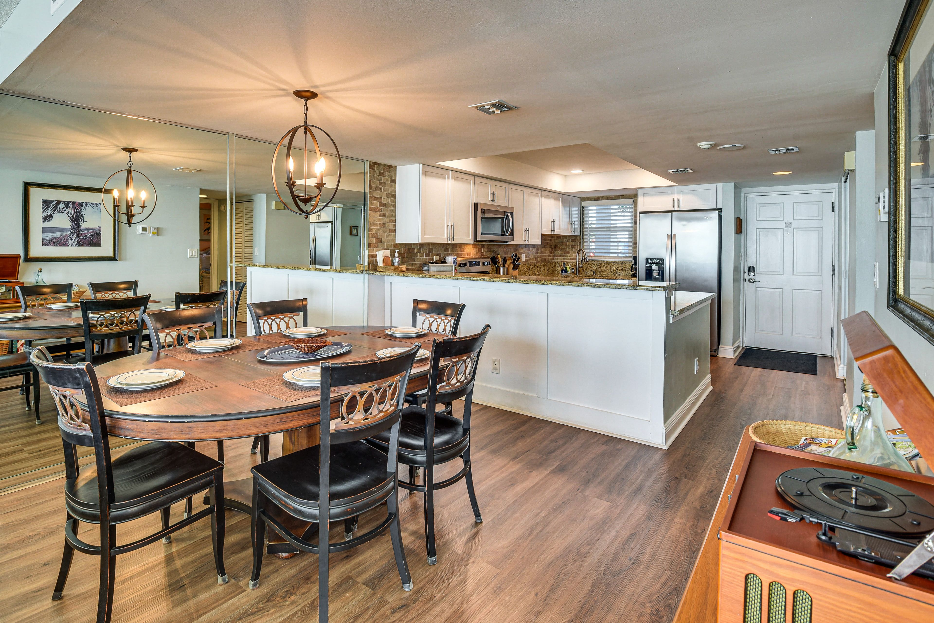 Dining Area | Dishes & Flatware Provided