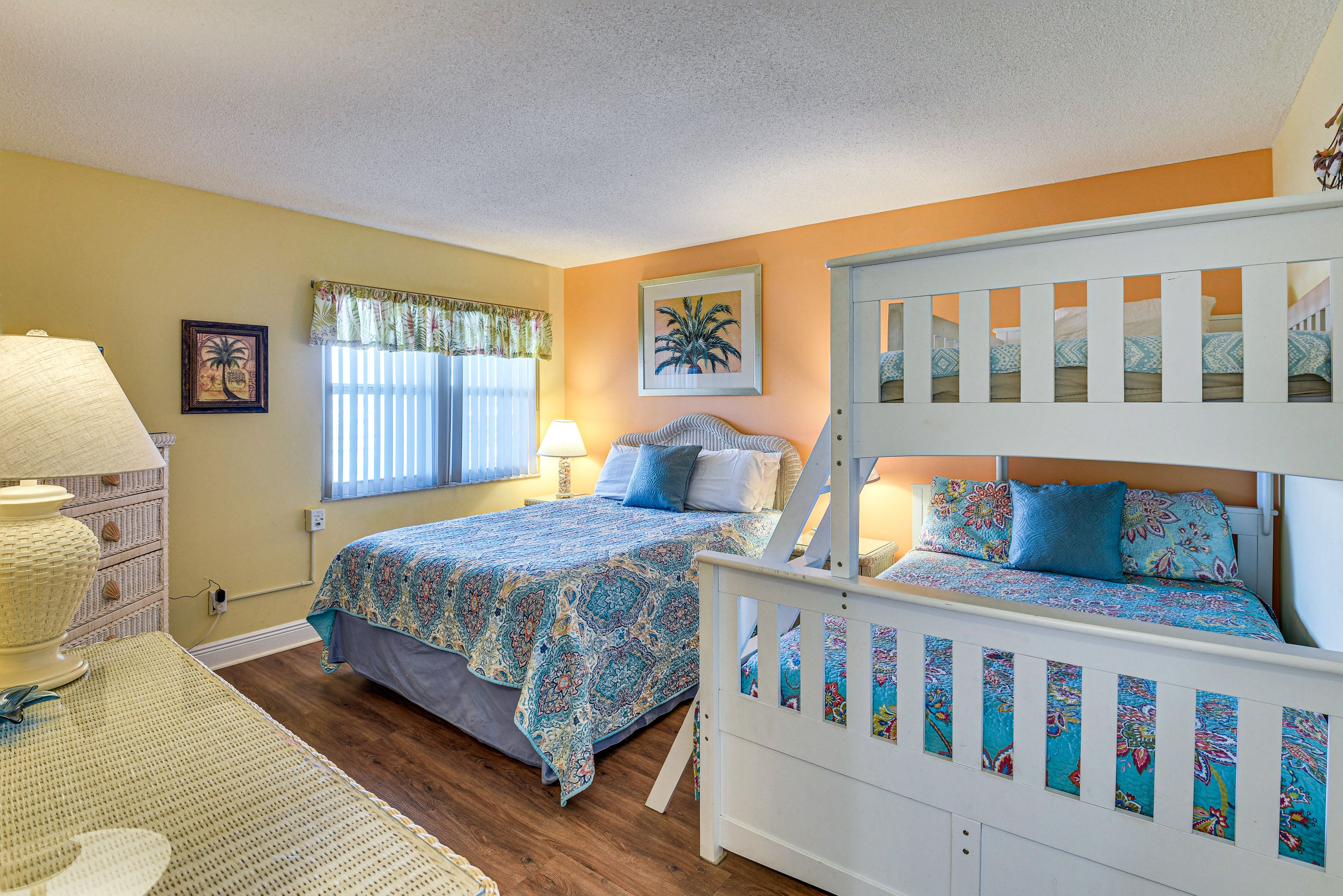 Bedroom 2 | Queen Bed | Twin/Full Bunk Bed