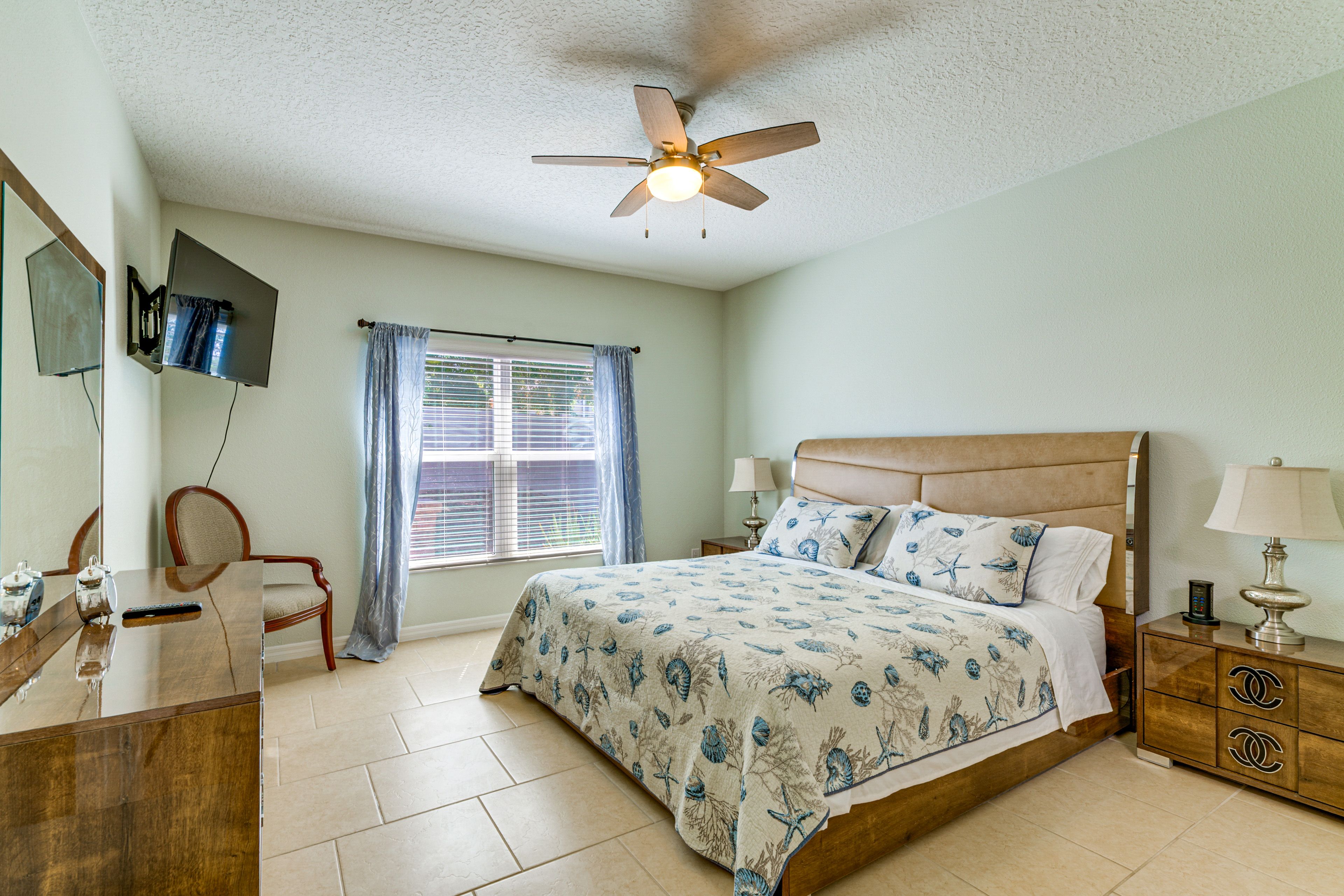 Bedroom 1 | King Bed