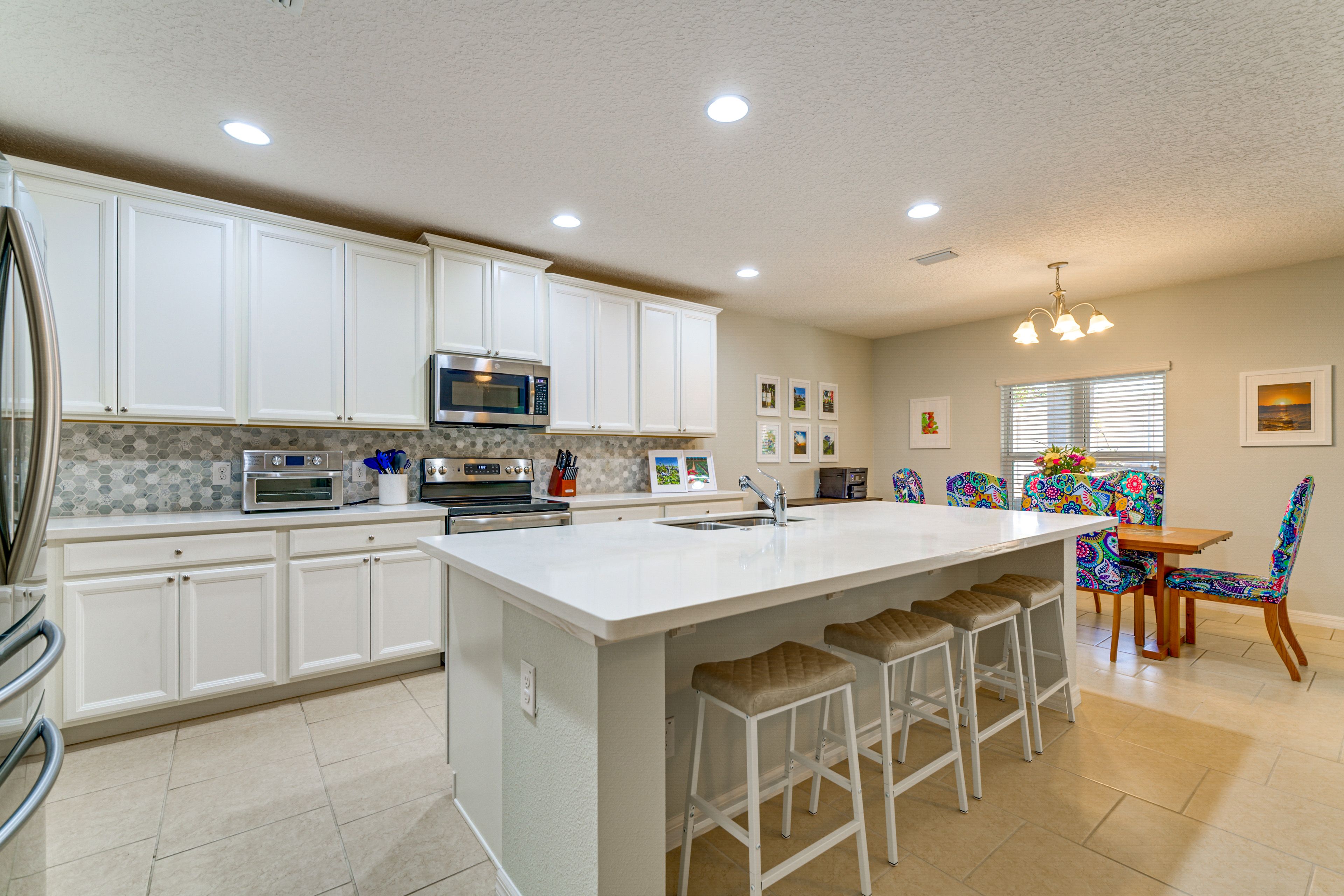 Kitchen | Breakfast Bar | Dining Table