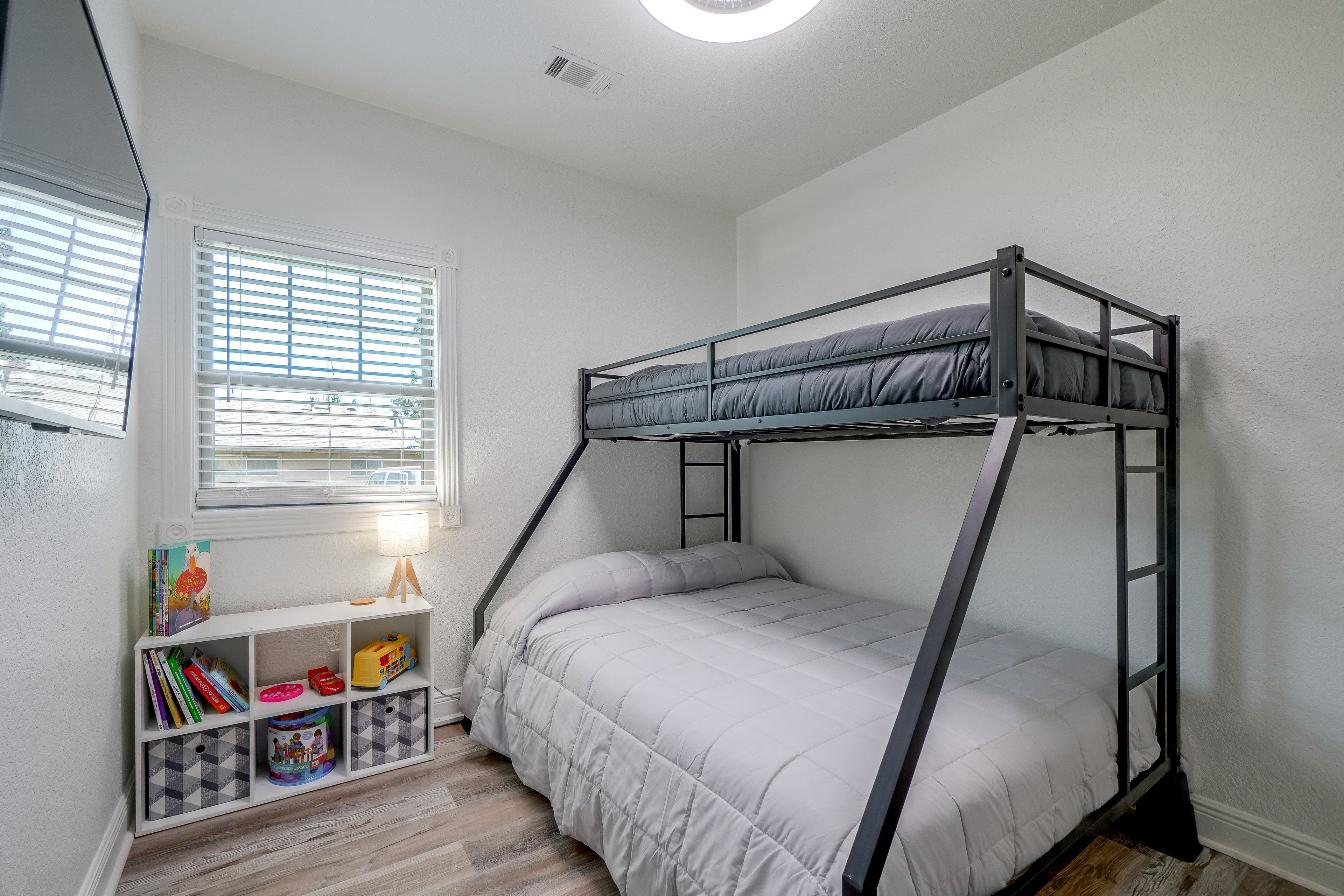 Bedroom 2 | Twin/Queen Bunk Bed
