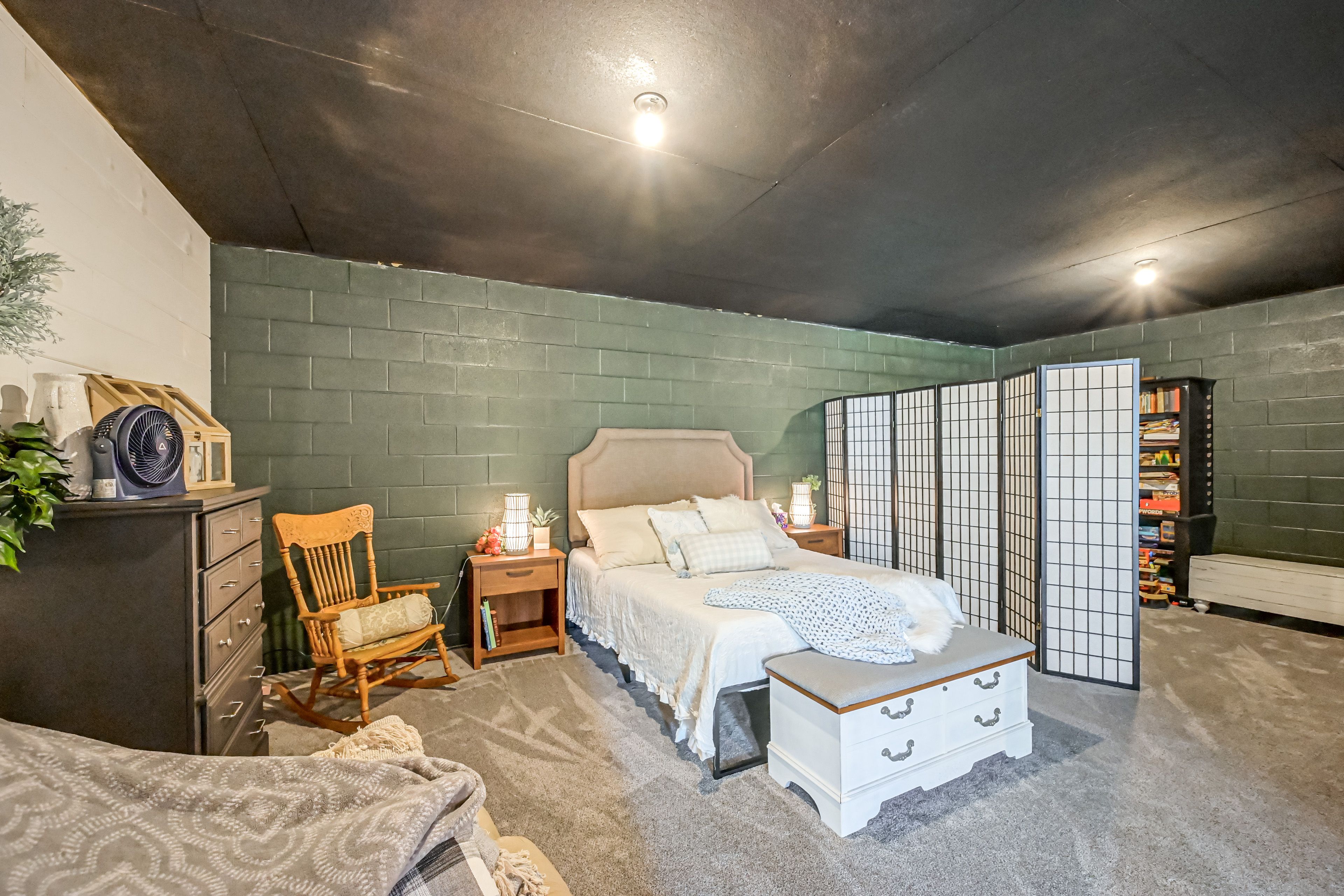 Sleeping Nook | Queen Bed | Crib