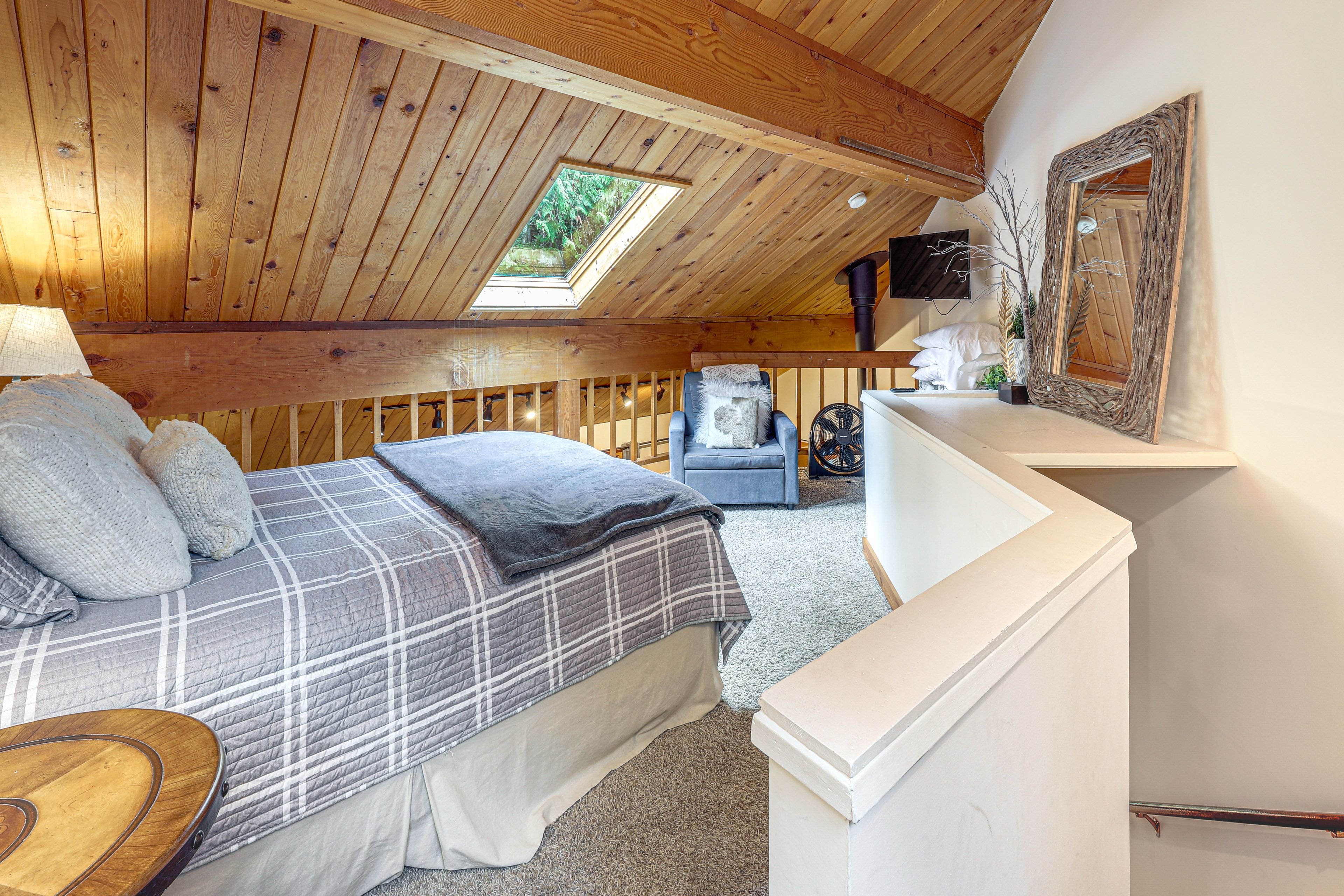 Bedroom (Loft) | 2nd Floor | Queen Bed