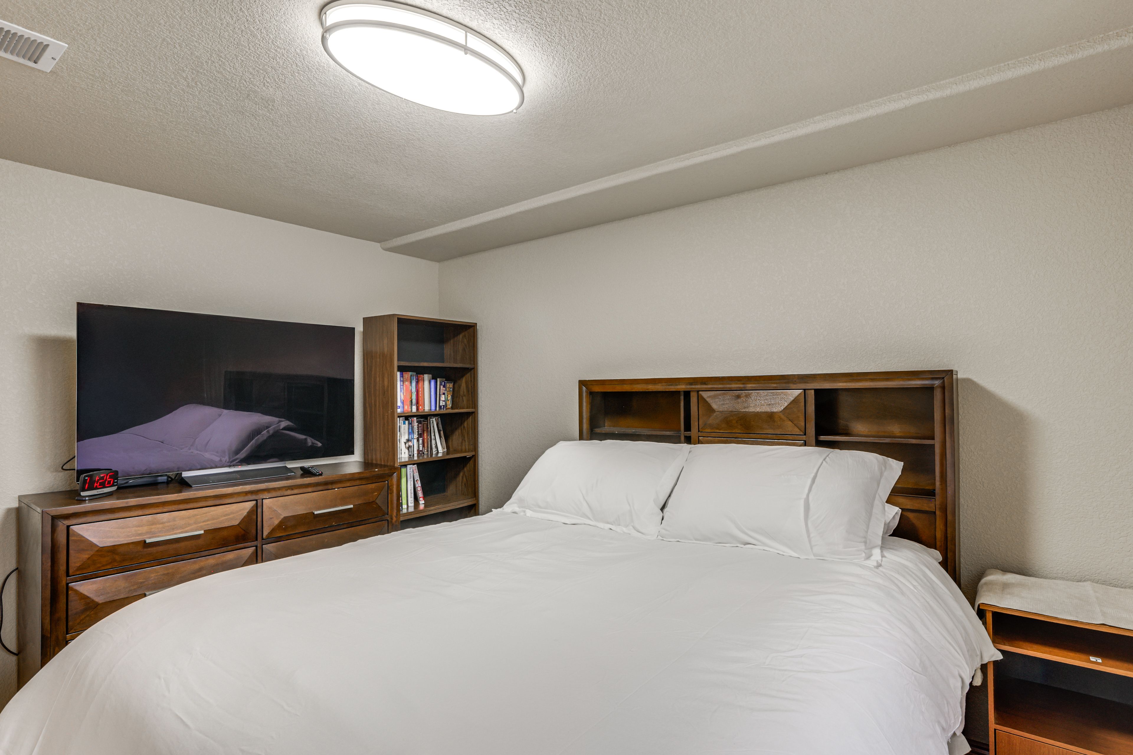 Bedroom 1 | Queen Bed