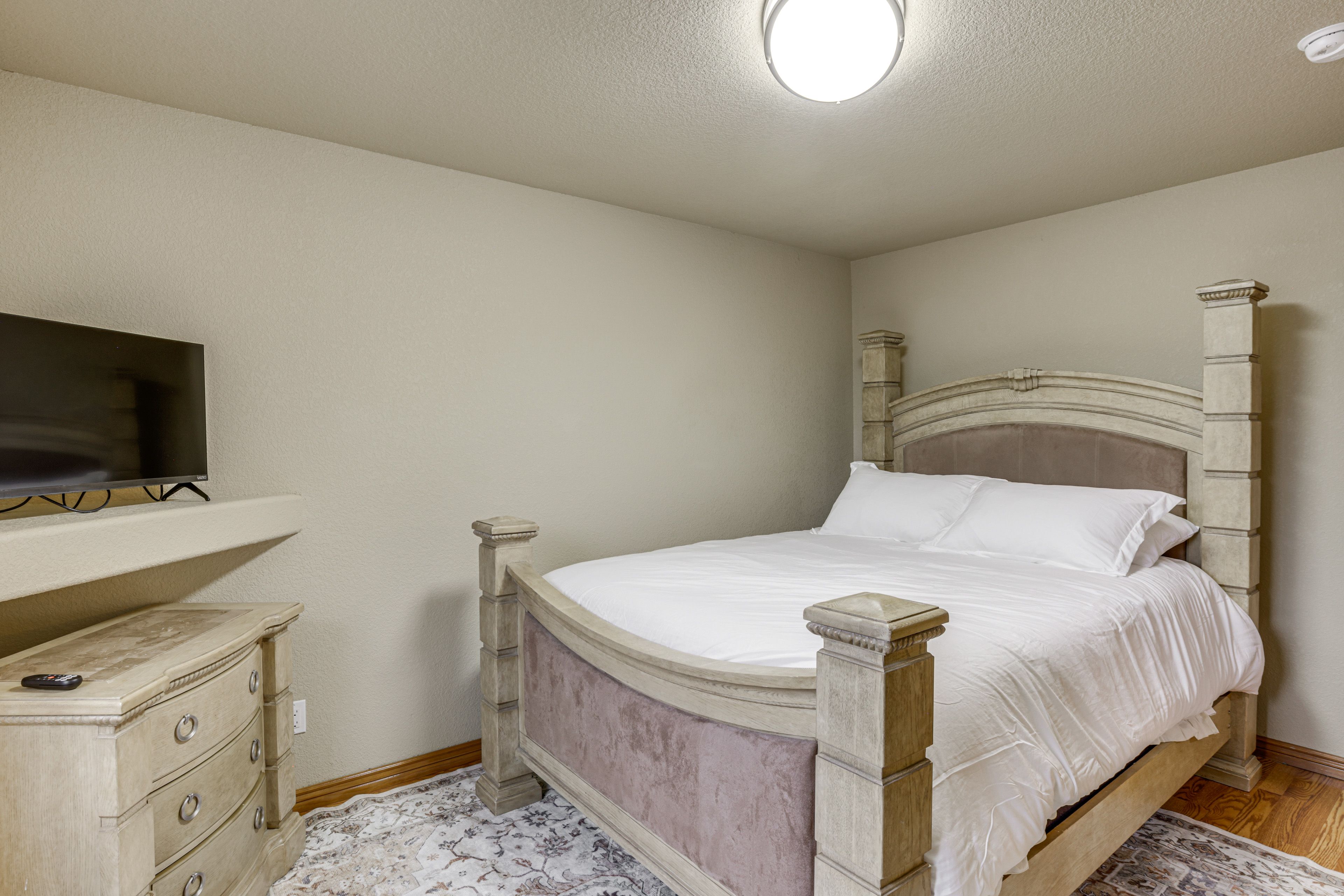 Bedroom 2 | Queen Bed