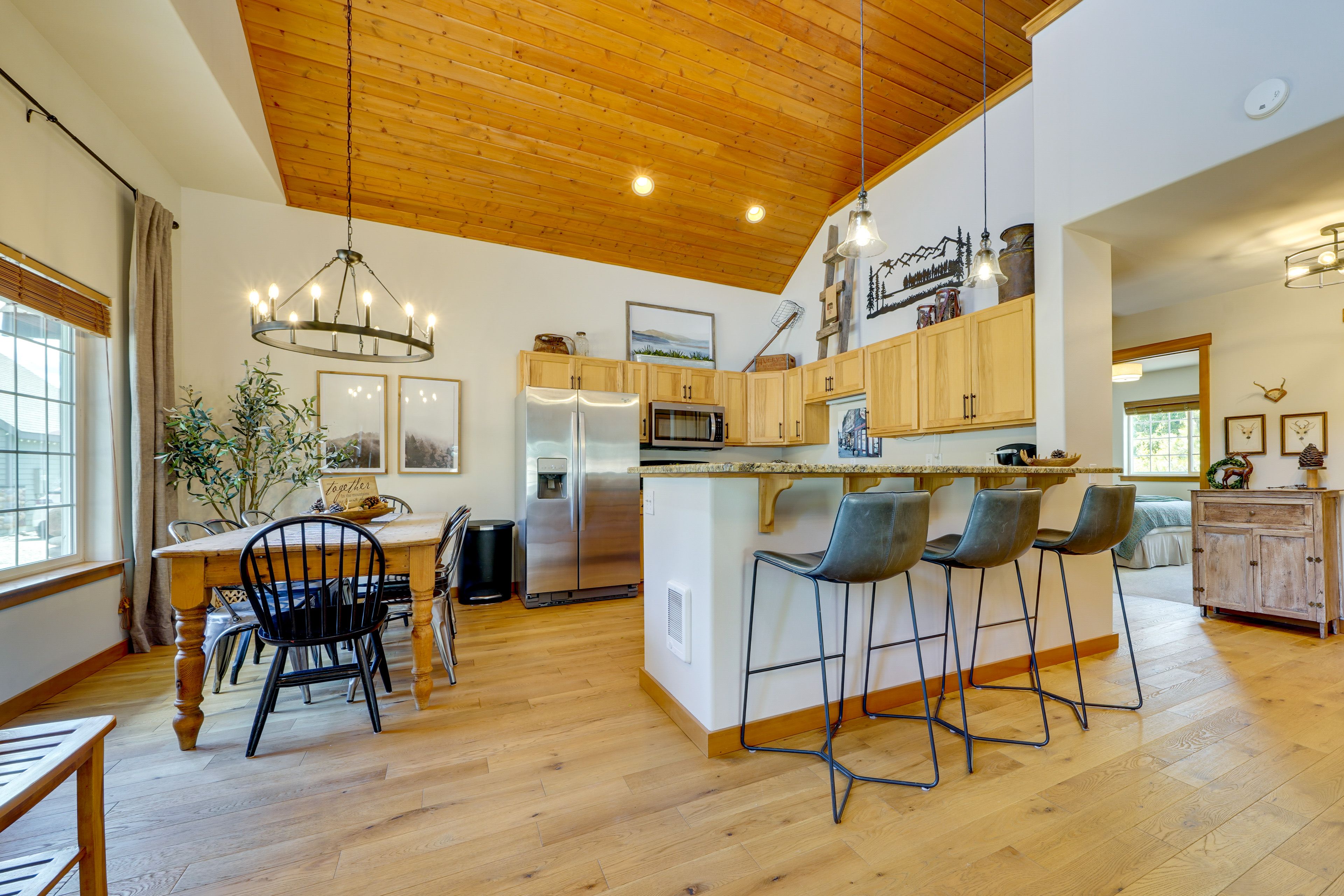 Kitchen & Dining Area