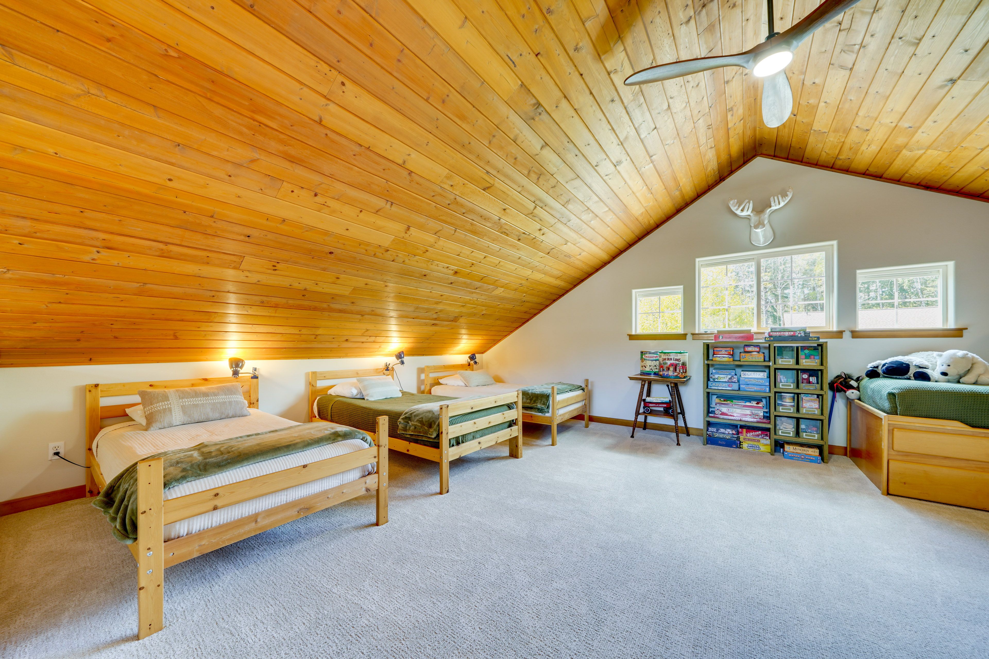 Loft | 6 Twin Beds | 2nd Floor