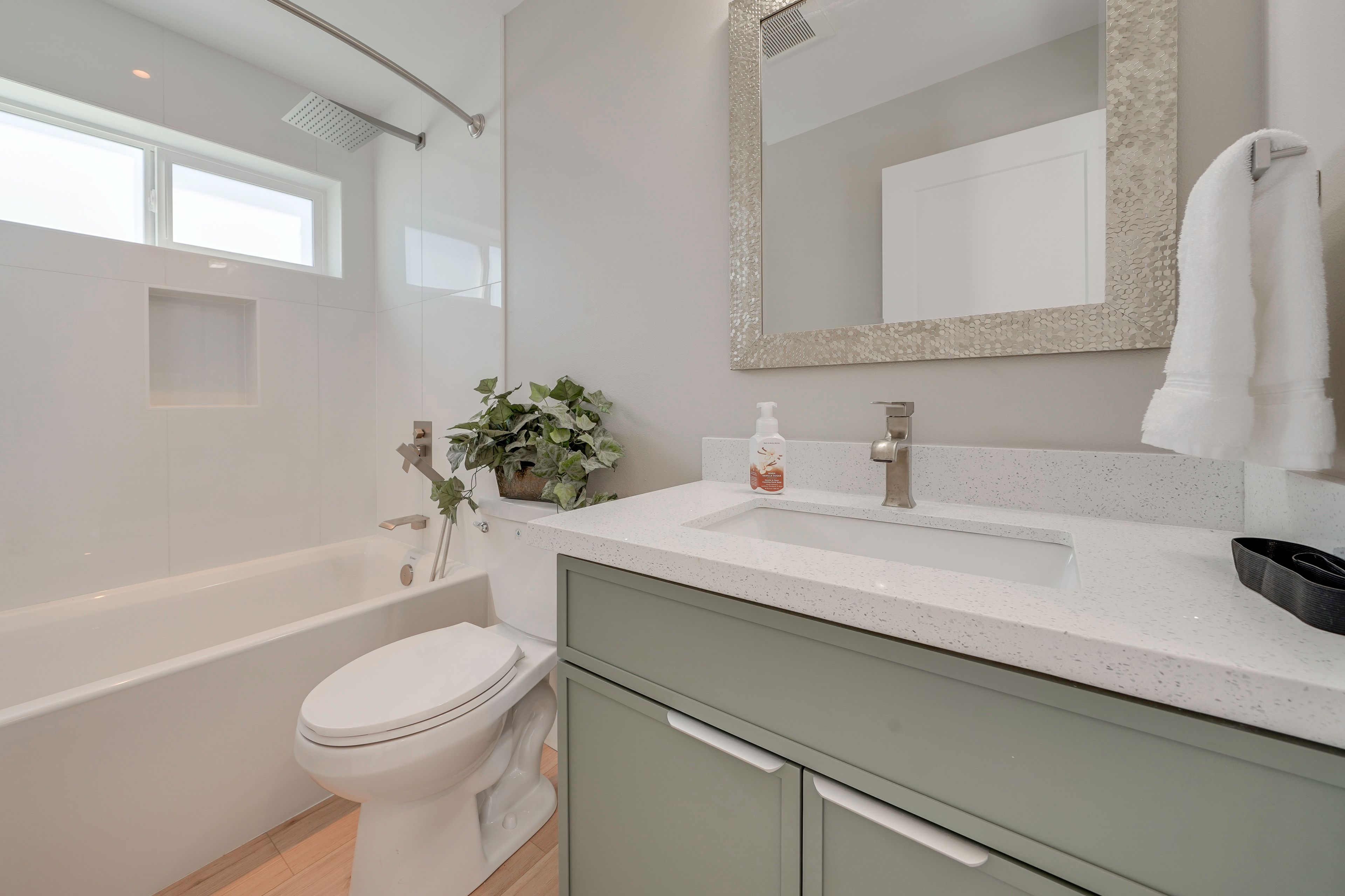 Full Bathroom | Towels & Linens Provided | 2nd Floor