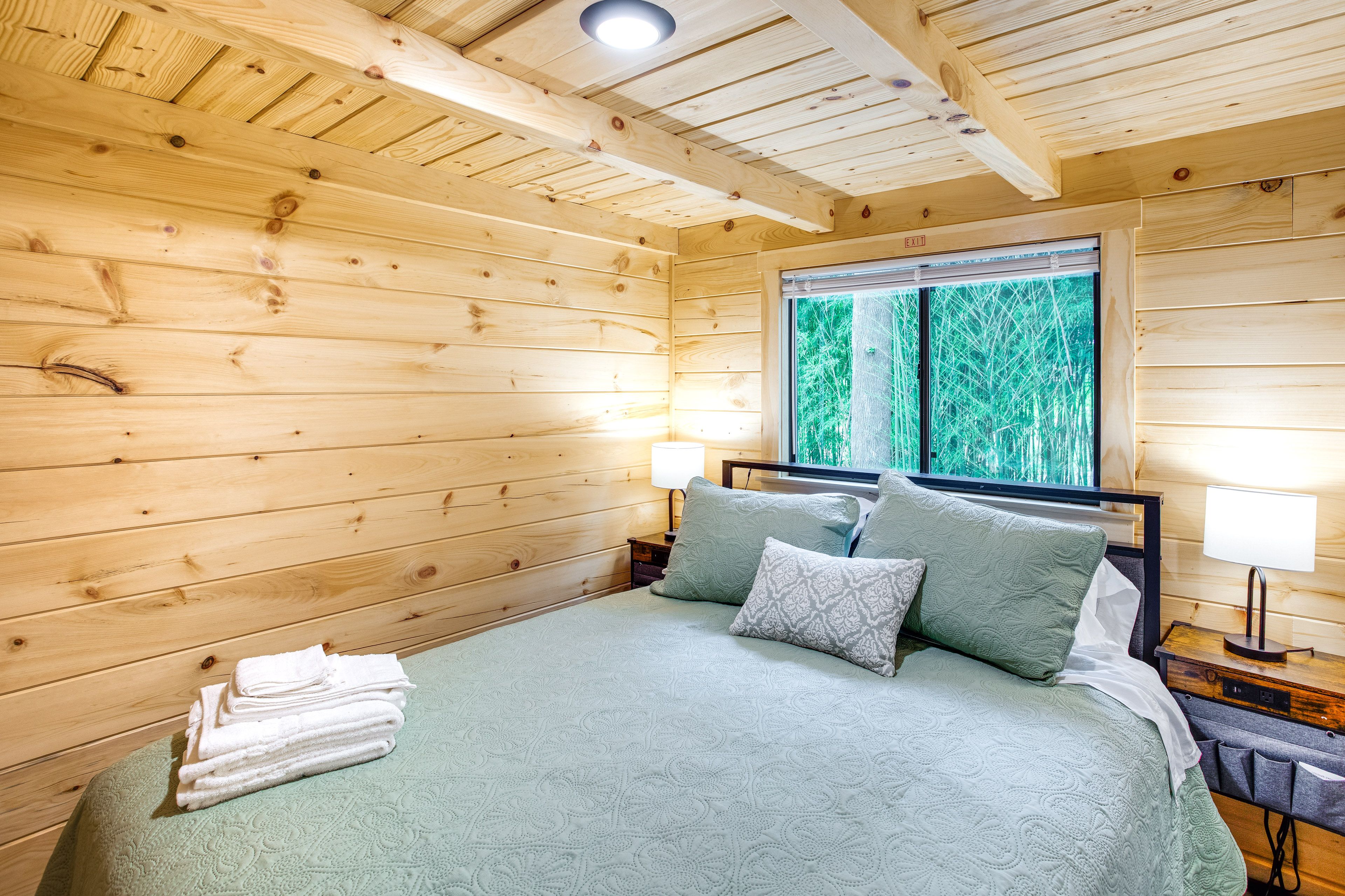 Bedroom 1 | Queen Bed