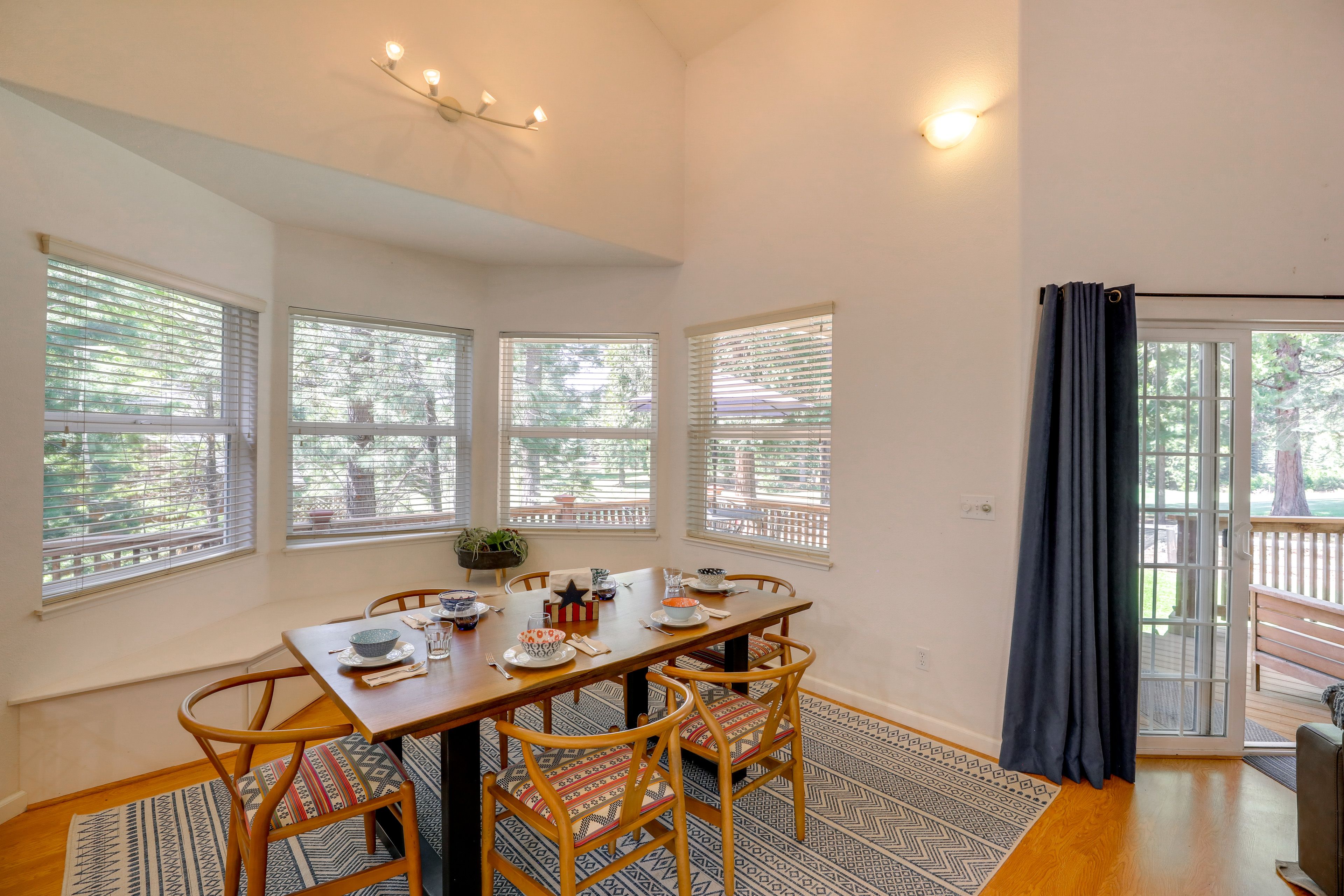 Dining Area | Dishware/Flatware Provided