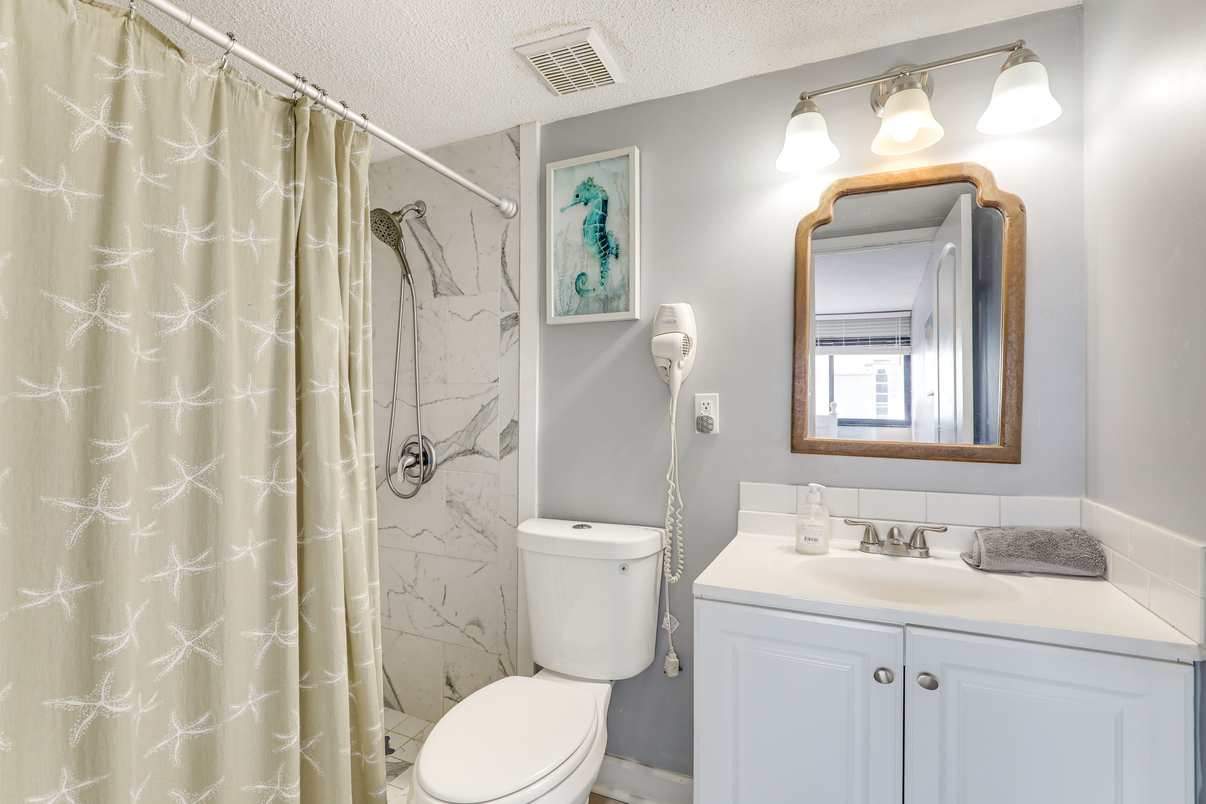 En-Suite Bathroom | Towels & Linens Provided
