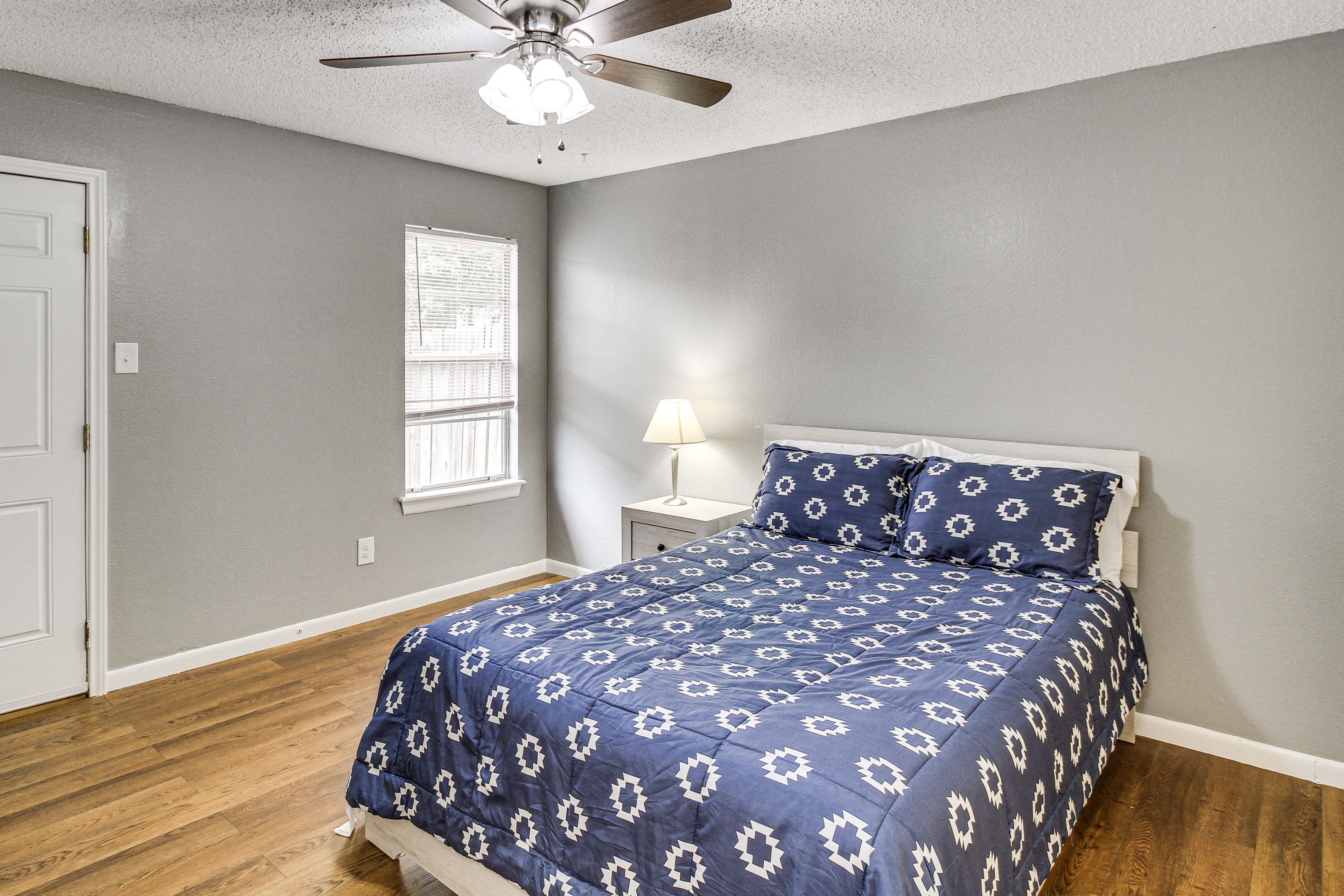 Bedroom 1 | Queen Bed